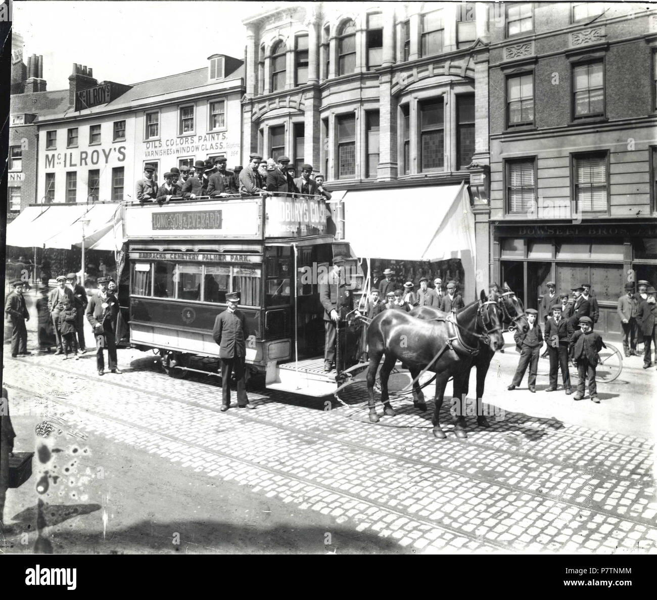 Anglais : Lecture Tramways Company. Horse-tram No 4 dans Broad Street, c. 1900, le cap vers l'est sur le "Barracks - Cimetière - Palmer Park' itinéraire. Le pilote, chef d'orchestre et l'inspecteur pose devant l'appareil photo. Le salon est presque vide, mais le pont supérieur est bondé, et il y a plusieurs spectateurs dans l'image. Boutiques reconnaissable dans l'arrière-plan : n° 50 (William McIlroy, Boot and Shoe Warehouse) ; No 49 (William Archer huiles essentielles, couleurs, peintures et vernis) ; Nos 47 amd 48 (A. H. Bull, messieurs et garçons outfitters) ; No 46 (Dowsett Frères, brasseurs). 1900-1909 : photographie par Walton Adams. Banque D'Images