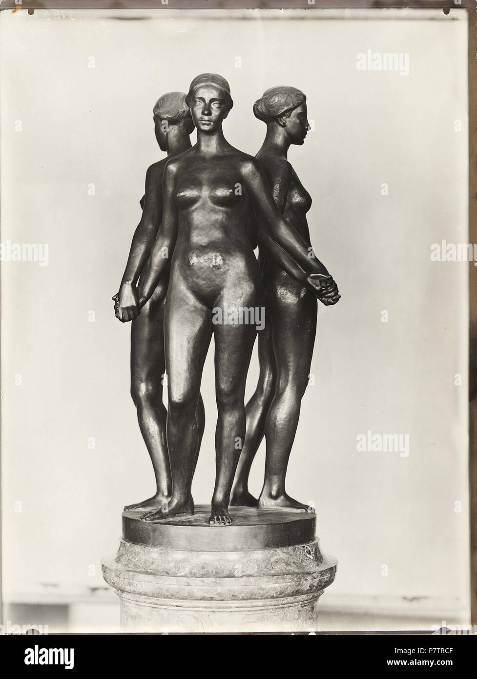 Standplatte Bronzeplastik : mit drei Göttinnen der Schönheit und Anmut : Juno, Minerva und Vénus 152 ETH-bib-Zürich, ETH Zürich, Hauptgebäude (HG), östlicher Vorhalle, Trinkwasserbrunnen Grazien-Ans mit drei 00204-A Banque D'Images