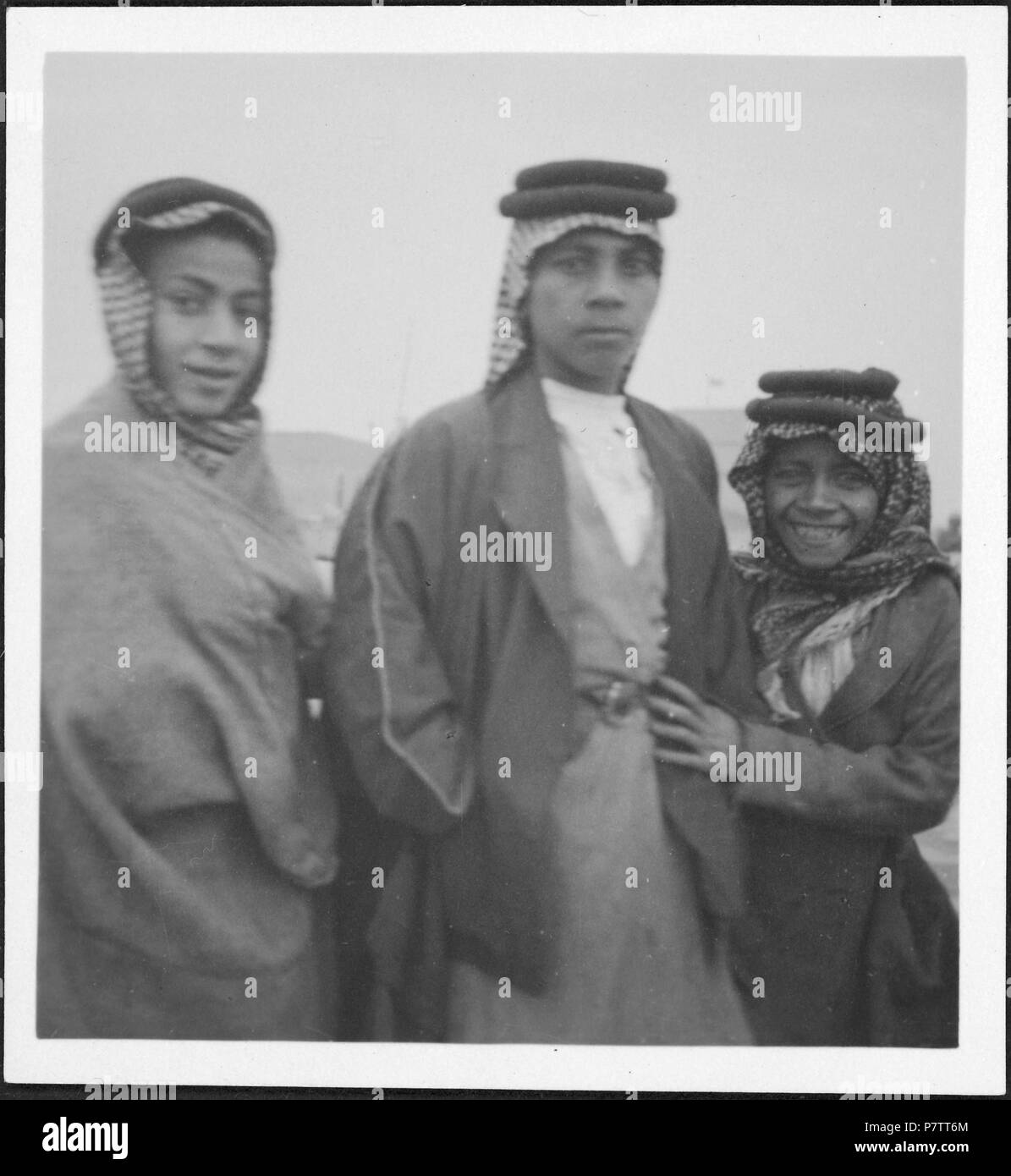 Irak : Menschengruppe ; Gruppe von jungen Menschen. à partir de 1933 jusqu'à 1934 73 CH-NB - Irak- Menschengruppe - Annemarie Schwarzenbach - SLA-Schwarzenbach-A-5-03-109 Banque D'Images