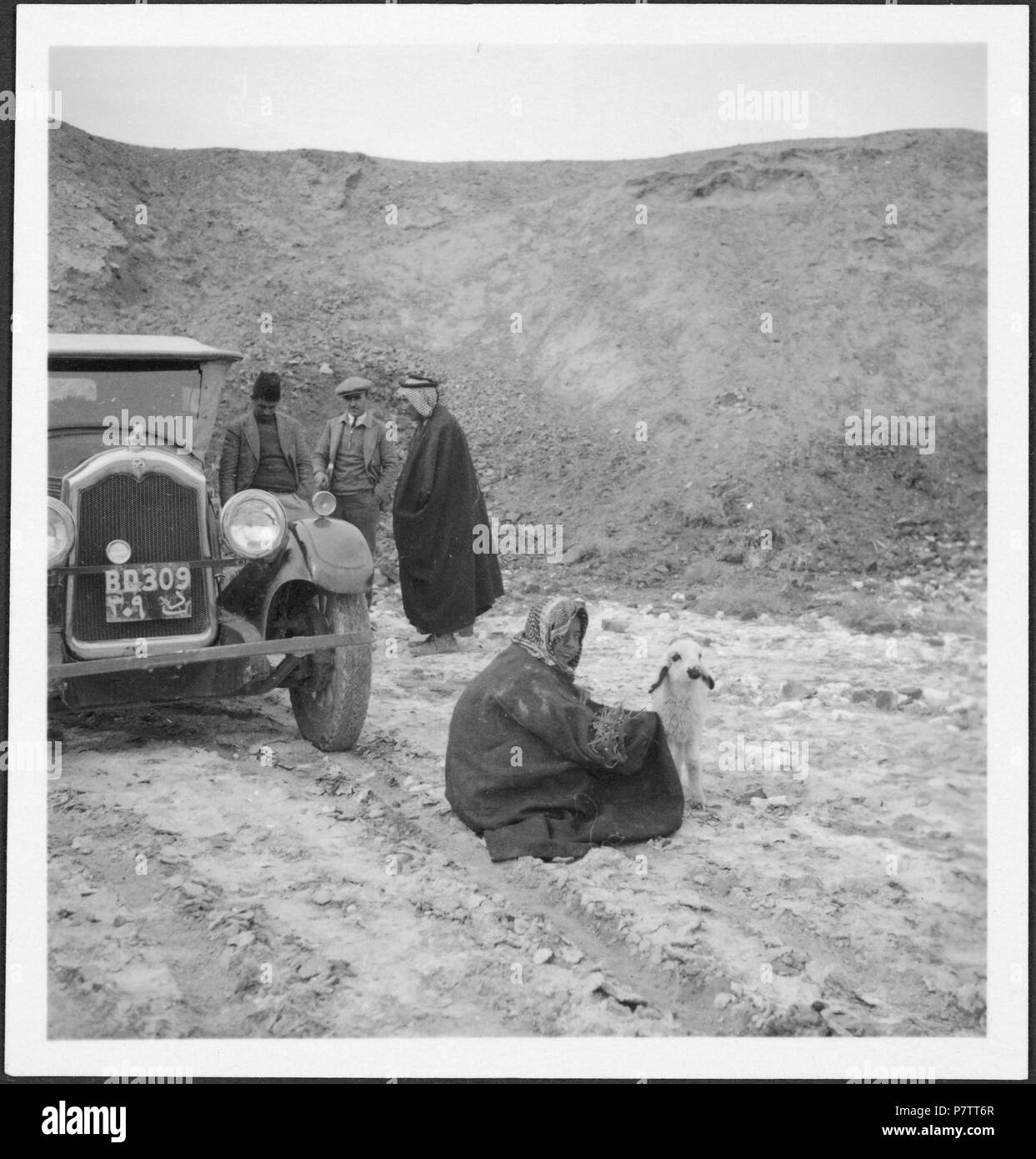 Irak : Strassenszene ; Automobil auf Strasse, Menschengruppe. à partir de 1933 jusqu'à 1934 73 CH-NB - Irak- Strassenszene - Annemarie Schwarzenbach - SLA-Schwarzenbach-A-5-03-074 Banque D'Images