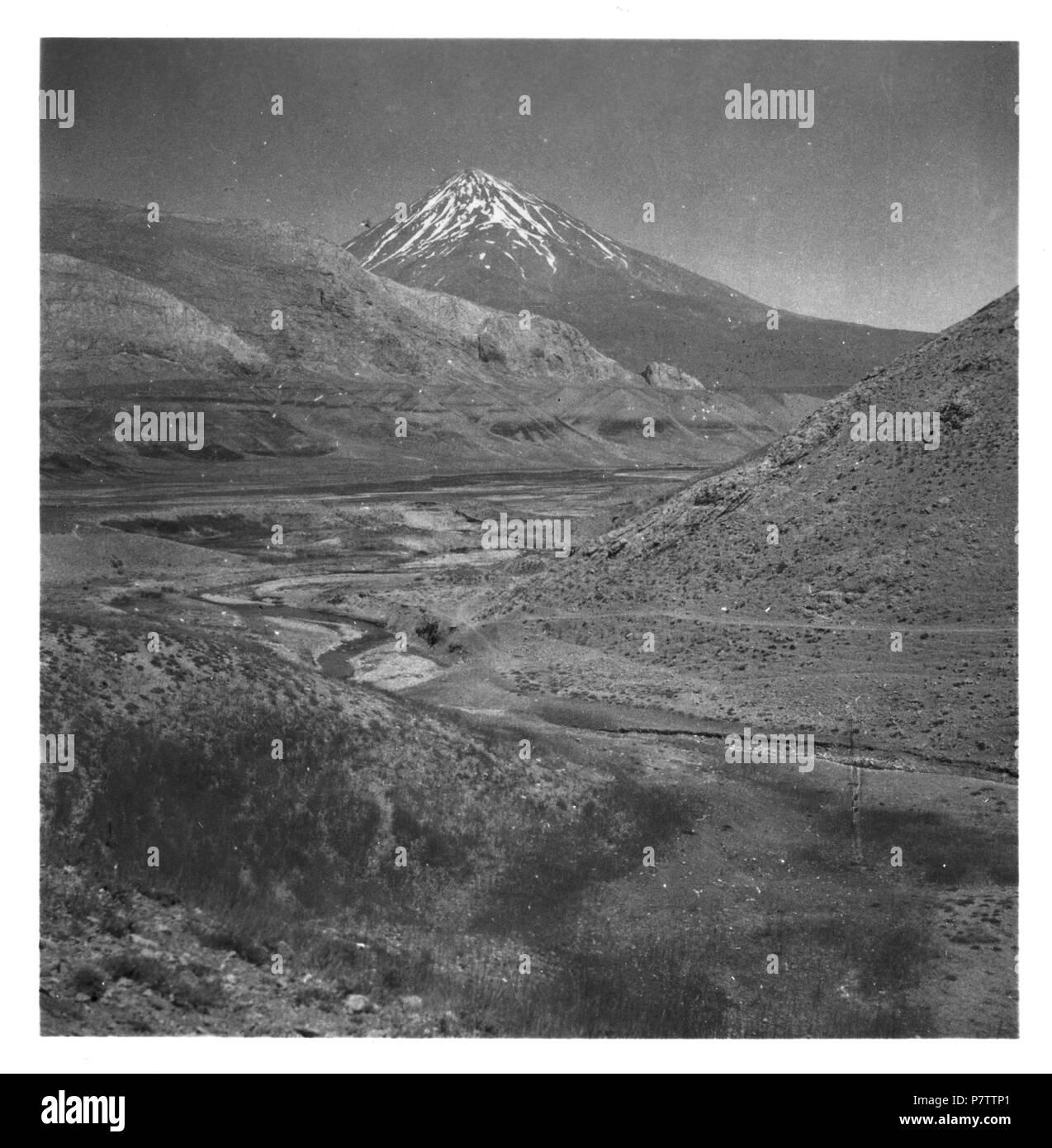 Persien, Elburs-Gebirge (Dinarides) : Schneebedeckter Demawand ; Landschaft (Dawawand). à partir de 1935 jusqu'à 1935 76 CH-NB - Persien, Elburs-Gebirge (Dinarides)- Landschaft - Annemarie Schwarzenbach - SLA-Schwarzenbach-A-5-06-155 Banque D'Images