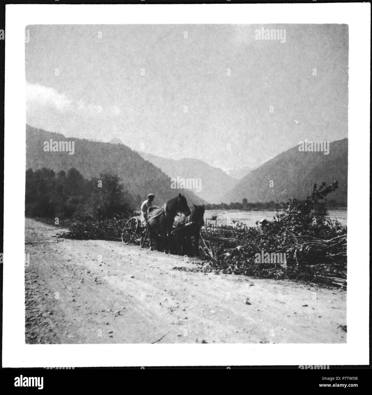 Alltagszene Pferdewagen : Persien ; und Mann am Strassenrand. à partir de 1933 jusqu'à 1934 78 CH-NB - Persien- Alltagszene - Annemarie Schwarzenbach - SLA-Schwarzenbach-A-5-04-036 Banque D'Images