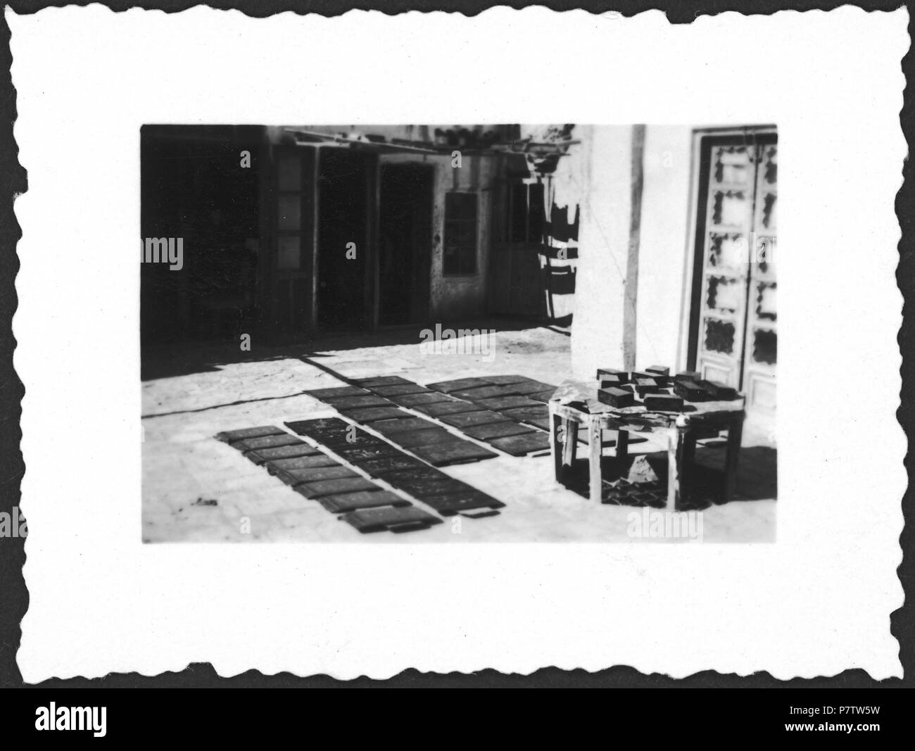 Alltgasszene Lackarbeiten : Persien ; trockenen dans der Sonne. à partir de 1933 jusqu'à 1934 78 CH-NB - Persien- Alltgasszene - Annemarie Schwarzenbach - SLA-Schwarzenbach-A-5-04-175 Banque D'Images