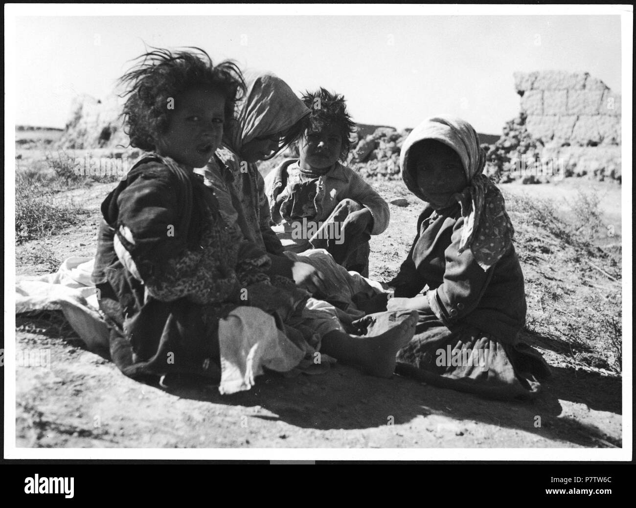 Persien, Veramin : Kinder ; Porträt von vier Kindern. à partir de 1933 jusqu'à 1934 78 CH-NB - Persien, Veramin- Kinder - Annemarie Schwarzenbach - SLA-Schwarzenbach-A-5-04-056 Banque D'Images