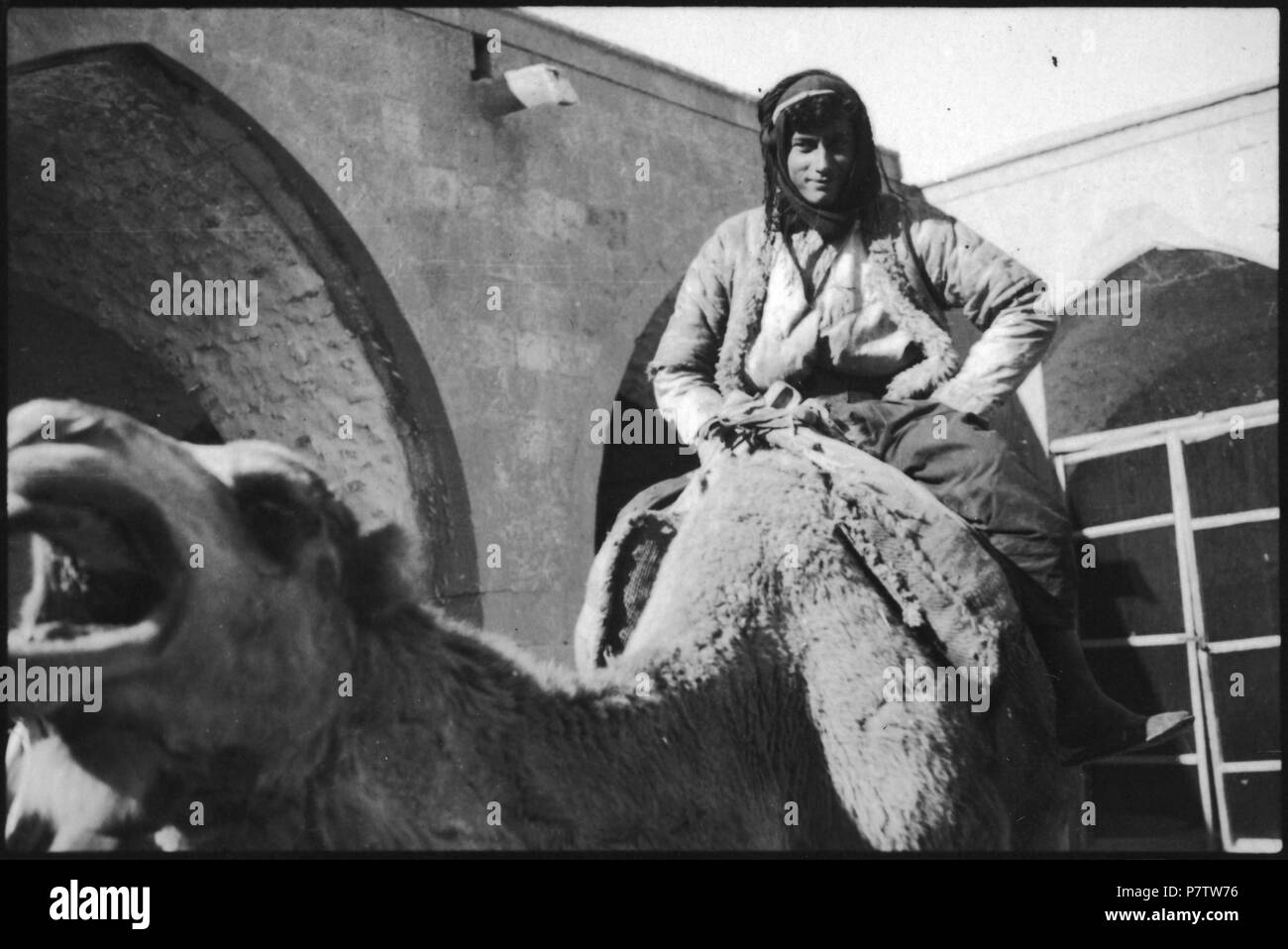 Persien : Kamelreiter ; Kamel mit Reiter. à partir de 1933 jusqu'à 1934 78 CH-NB - Persien- Kamelreiter - Annemarie Schwarzenbach - SLA-Schwarzenbach-A-5-04-169 Banque D'Images