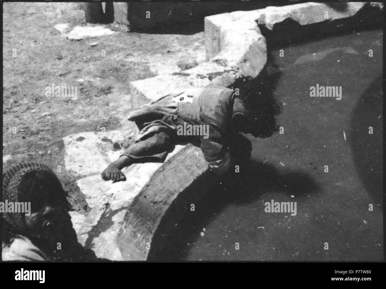 Persien : Kinder, Kinder sitzen und niedrigen un Mauer. à partir de 1933 jusqu'à 1934 78 CH-NB - Persien- Kinder - Annemarie Schwarzenbach - SLA-Schwarzenbach-A-5-04-199 Banque D'Images