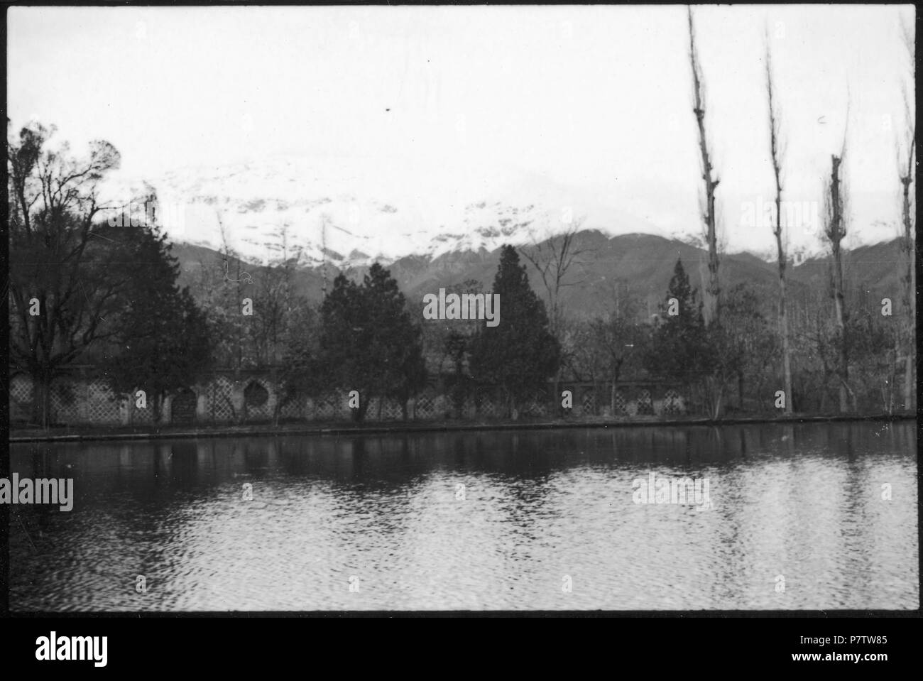 Persien : Landschaft (Lokalisierung unsicher) ; Landschaftsaufnahme : im Vordergrund Wasser, im Hintergrund schneebedeckte Berge. à partir de 1933 jusqu'à 1934 78 CH-NB - Persien- Landschaft (Lokalisierung unsicher) - Annemarie Schwarzenbach - SLA-Schwarzenbach-A-5-04-216 Banque D'Images