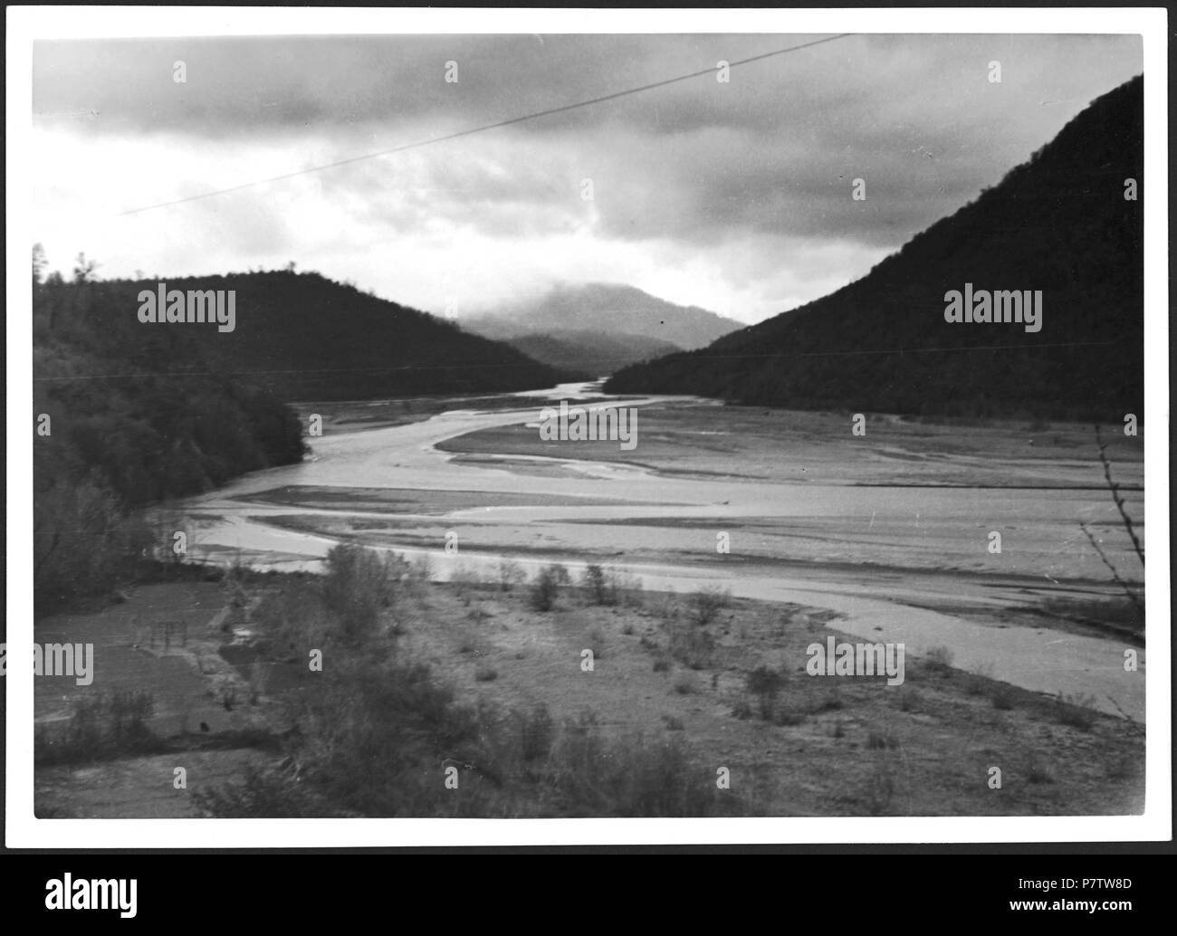Persien : Landschaft ; Fluss, bewaldete Berge. à partir de 1933 jusqu'à 1934 78 CH-NB - Persien- Landschaft - Annemarie Schwarzenbach - SLA-Schwarzenbach-A-5-04-013 Banque D'Images