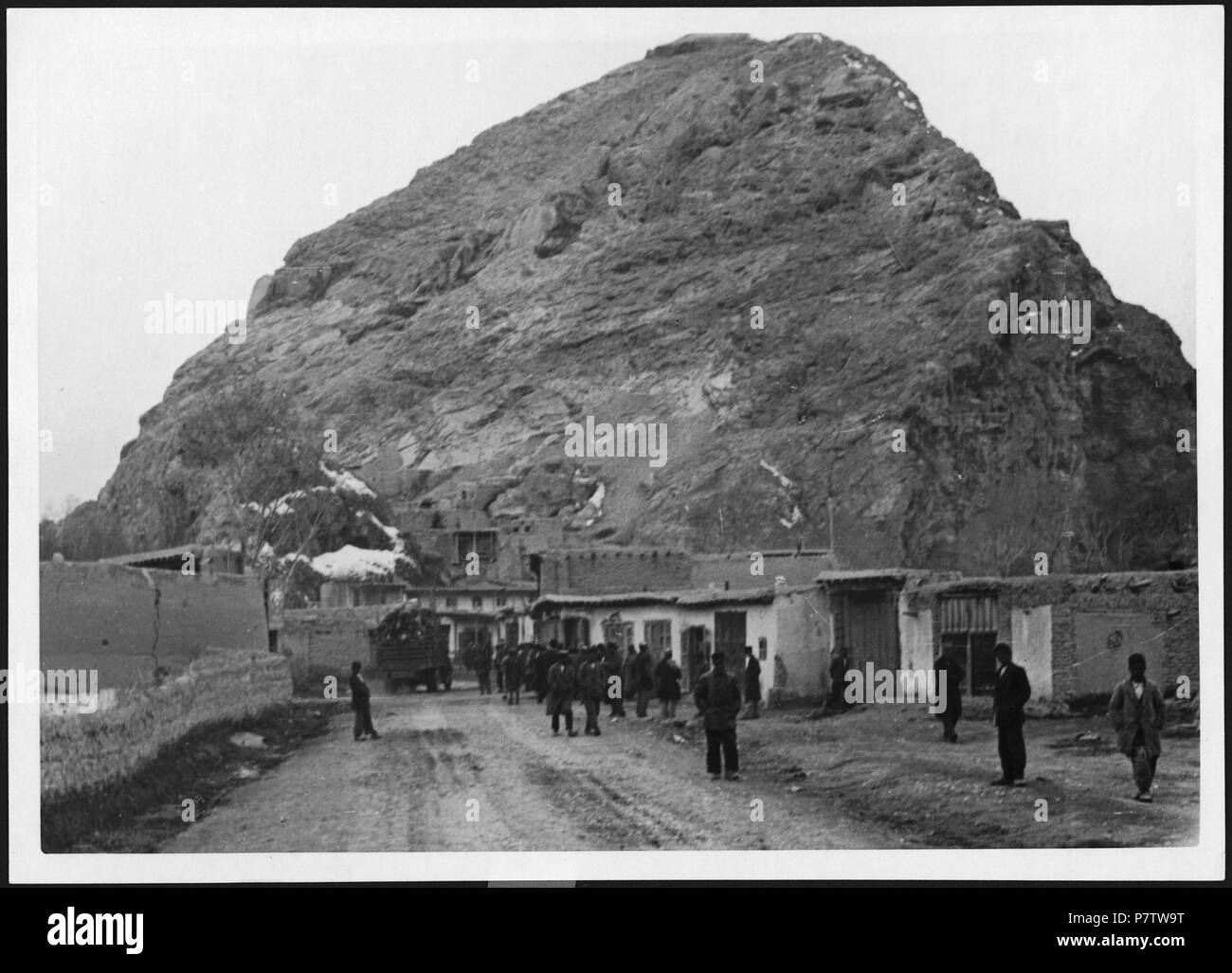 Persien : Siedlung ; Kleine Siedlung, dahinter ein Berg. à partir de 1933 jusqu'à 1934 78 CH-NB - Persien- Siedlung - Annemarie Schwarzenbach - SLA-Schwarzenbach-A-5-04-063 Banque D'Images