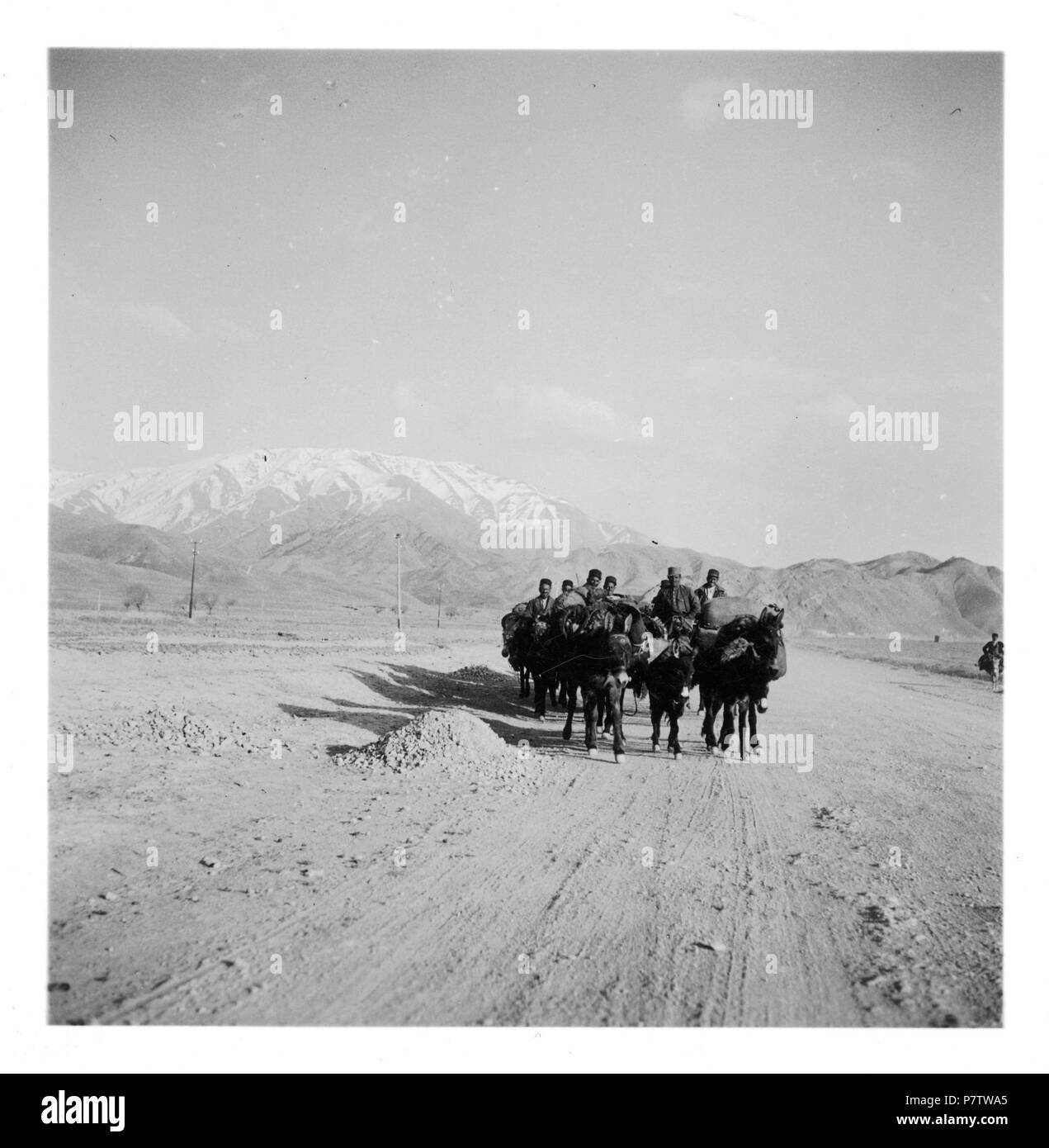 Persien : Strassenszene (Lokalisierung unsicher) ; Pferdegespann mit Menschen auf einer Landstrasse, im Hintergrund ein Berg. schneebedeckter à partir de 1935 jusqu'à 1935 78 CH-NB - Persien- Strassenszene (Lokalisierung unsicher) - Annemarie Schwarzenbach - SLA-Schwarzenbach-A-5-07-181 Banque D'Images