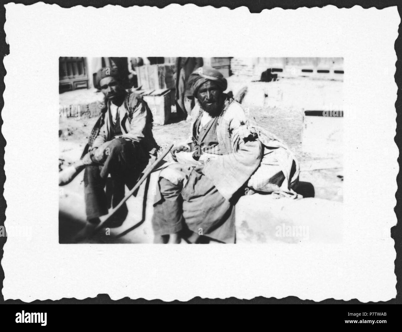 Persien : Strassenszene ; sitzende Männer. à partir de 1933 jusqu'à 1934 78 CH-NB - Persien- Strassenszene - Annemarie Schwarzenbach - SLA-Schwarzenbach-A-5-04-170 Banque D'Images