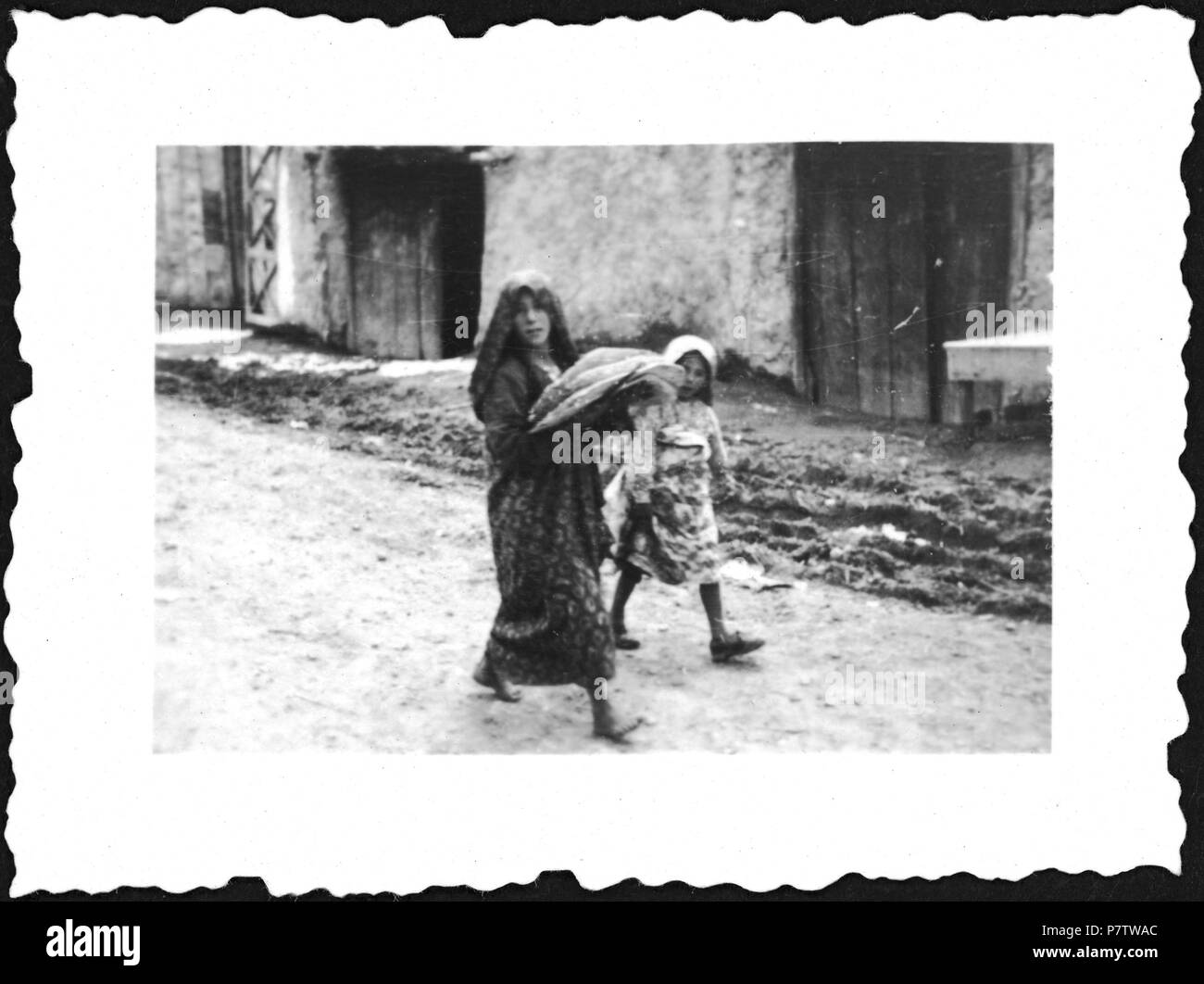 Persien : Strassenszene ; vorbeigehende Kinder. à partir de 1933 jusqu'à 1934 78 CH-NB - Persien- Strassenszene - Annemarie Schwarzenbach - SLA-Schwarzenbach-A-5-04-171 Banque D'Images