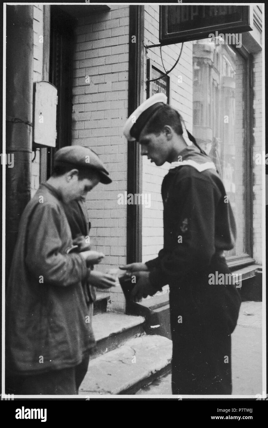 Russia, Moscow : Strassenszene ; Zigarettenhandel. à partir de 1933 jusqu'à 1934 80 CH-NB - Russia, Moscow- Strassenszene - Annemarie Schwarzenbach - SLA-Schwarzenbach-A-5-04-222 Banque D'Images