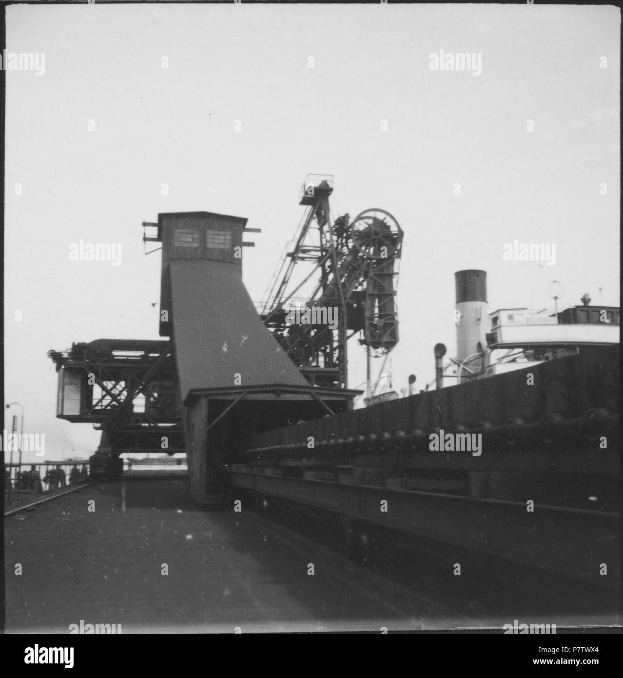 Schweden : Hafen von Beladestation ; Schiff neben. 81 juin 1937 CH-NB - Schweden- Hafen - Annemarie Schwarzenbach - SLA-Schwarzenbach-A-5-17à 134 Banque D'Images