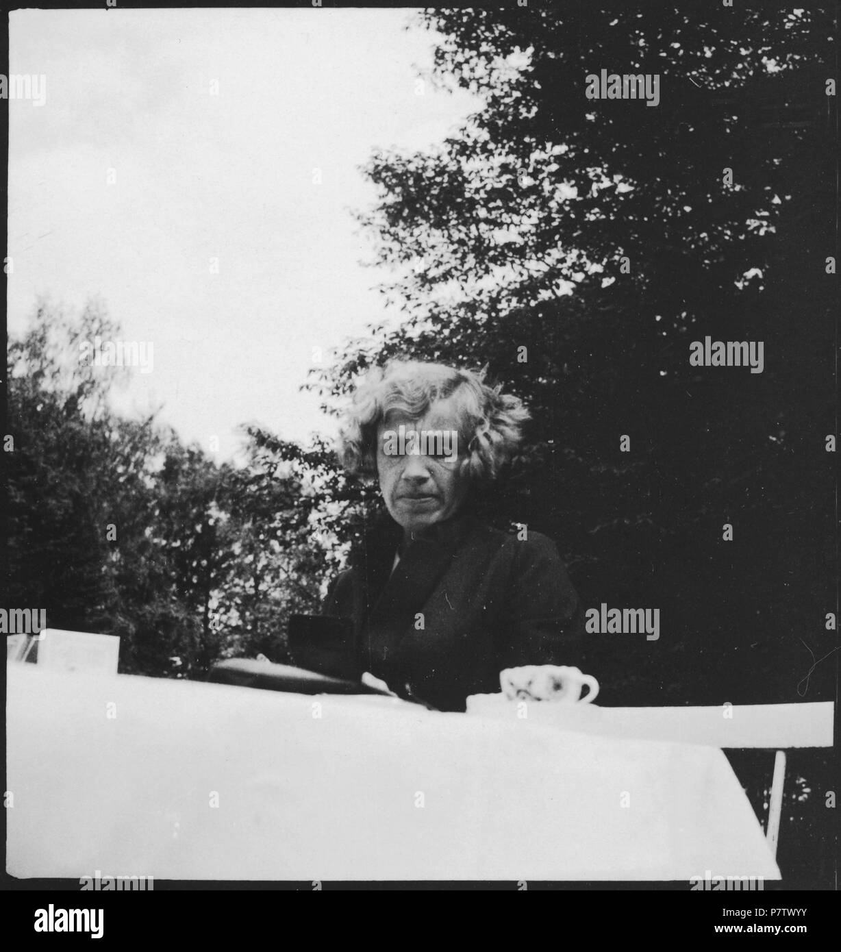 Schweden : Menschen ; Frau une einem Tisch sitzend. 81 juin 1937 CH-NB - Schweden- Menschen - Annemarie Schwarzenbach - SLA-Schwarzenbach-A-5-17-150 Banque D'Images