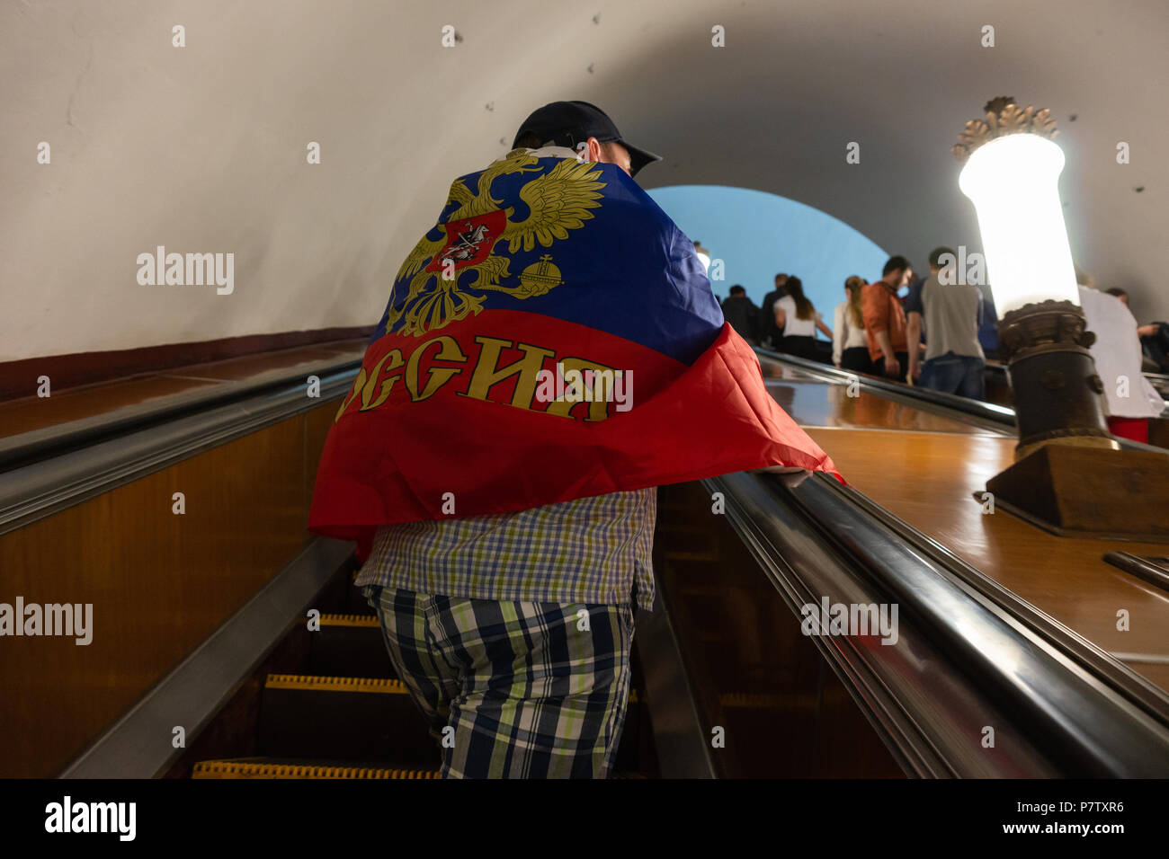 Moscou, Russie - LE SAMEDI, Juillet 7, 2018 : Fan Fest Moscou, Vorobyovy Gory près de l'Université d'État de Moscou. Fans watch jeux FIFA sur grands écrans ici. L'humeur joyeuse, beau paysages urbains. La capacité de la région est de plus de 30000 personnes. Les amateurs de football de nombreux pays se réunir ici. Les gens regardent l'Angleterre contre la Suède jeu et se prépare pour la Russie contre la Croatie jeu. Le plaisir de l'équipe nationale de football russe sur l'échelle mobile du métro de Moscou. Crédit : Alex's Pictures/Alamy Live News Banque D'Images