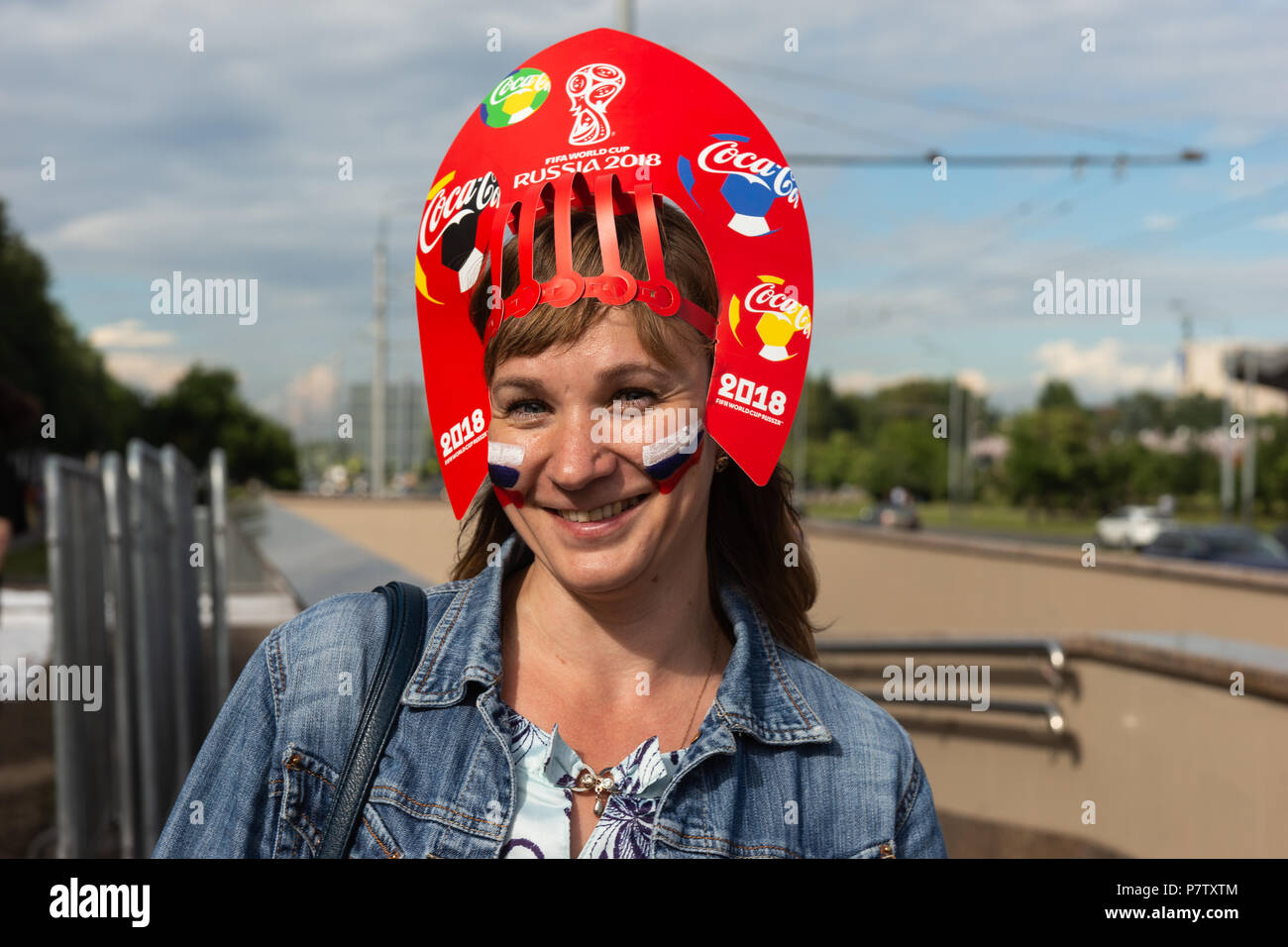 Moscou, Russie - LE SAMEDI, Juillet 7, 2018 : Fan Fest Moscou, Vorobyovy Gory près de l'Université d'État de Moscou. Fans watch jeux FIFA sur grands écrans ici. L'humeur joyeuse, beau paysages urbains. La capacité de la région est de plus de 30000 personnes. Les amateurs de football de nombreux pays se réunir ici. Les gens regardent l'Angleterre contre la Suède jeu et se prépare pour la Russie contre la Croatie jeu. Visages peints avec des drapeaux nationaux. Les gens dans la bonne humeur et positive. Crédit : Alex's Pictures/Alamy Live News Banque D'Images