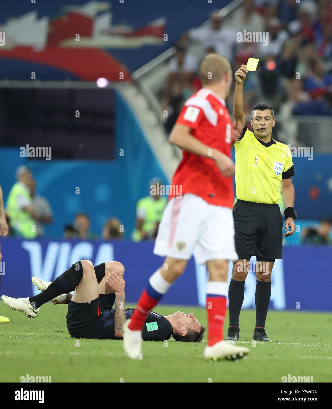 Sochi Russie 7 Juillet 2018 Larbitre Donne Un Carton
