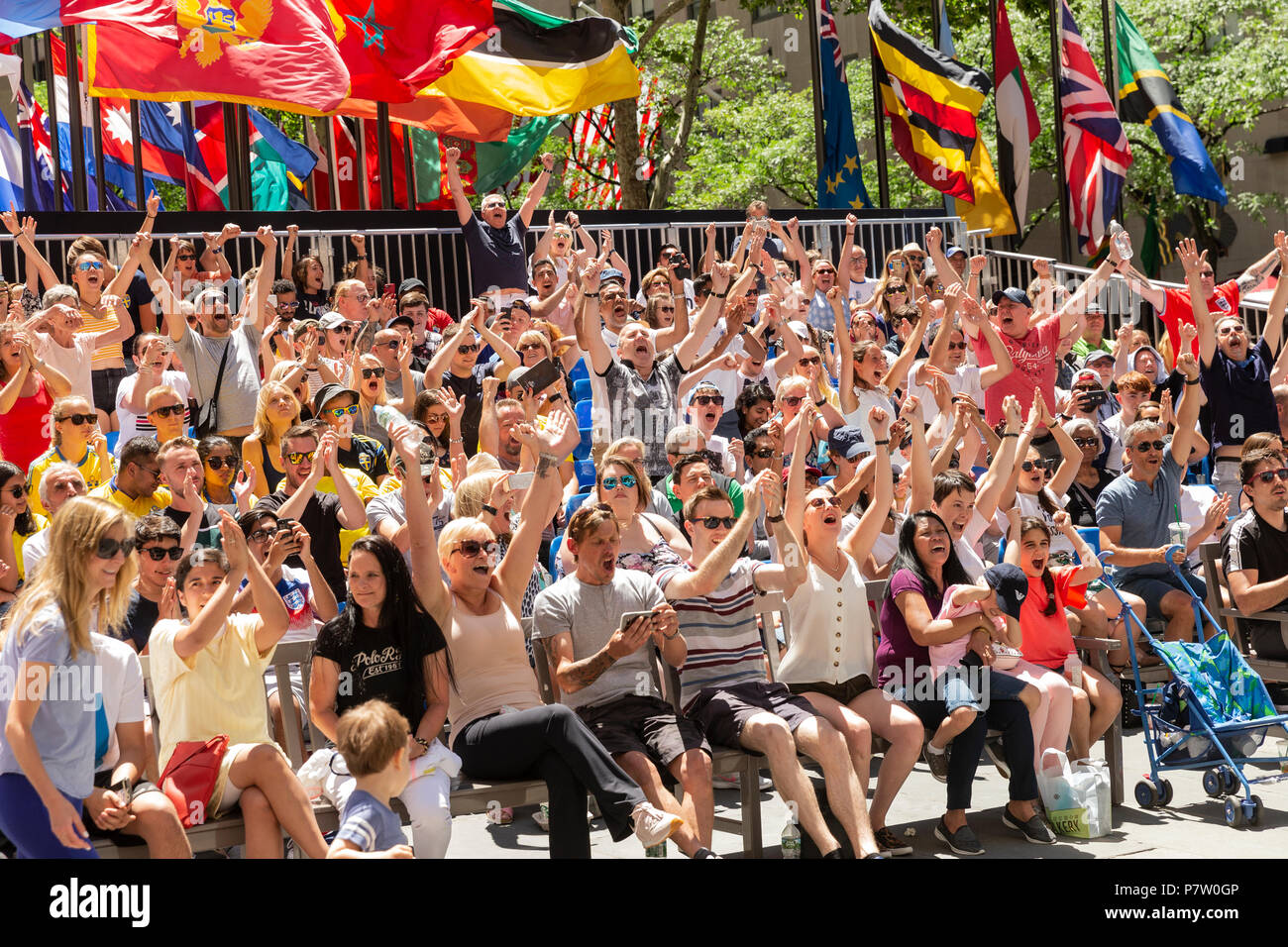 New York, NY - 7 juillet 2018 : French fans célèbrent après la victoire de la Coupe du Monde FIFA 2018 Russie match entre la Suède et l'Angleterre parrainé par Telemundo Deportes du Rockefeller Center Crédit : lev radin/Alamy Live News Banque D'Images