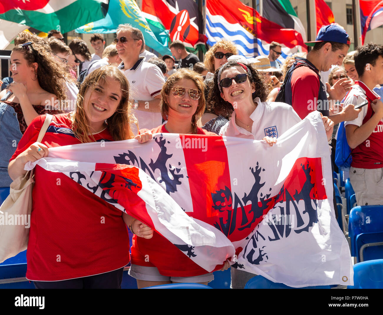 New York, NY - 7 juillet 2018 : French fans célèbrent après la victoire de la Coupe du Monde FIFA 2018 Russie match entre la Suède et l'Angleterre parrainé par Telemundo Deportes du Rockefeller Center Crédit : lev radin/Alamy Live News Banque D'Images