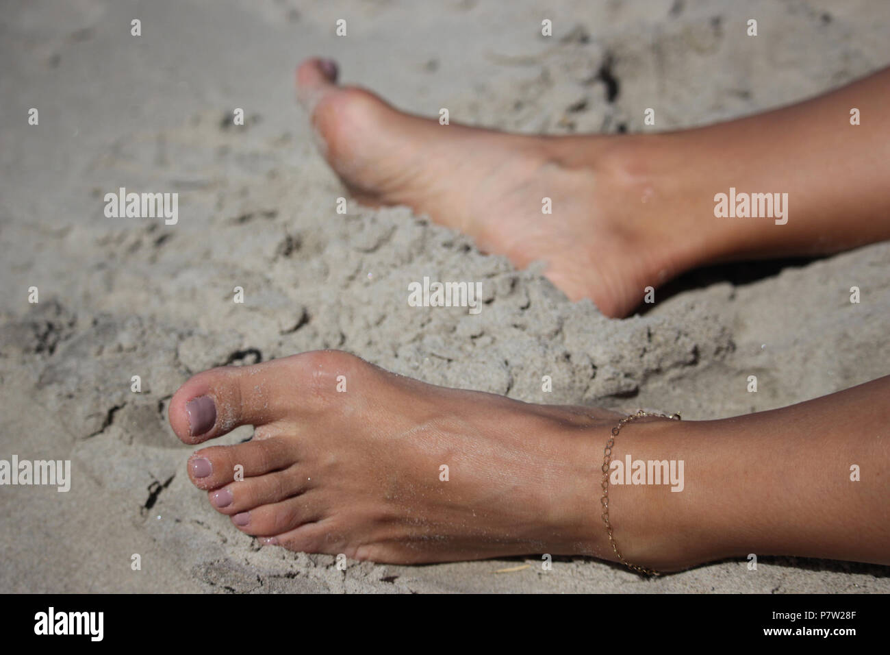 New York, New York, USA. 7 juillet, 2018. Un womanÃ¢â€ pieds avec bracelet de cheville dans le sable. Crédit : John Marshall/Mantel ZUMA Wire/Alamy Live News Banque D'Images