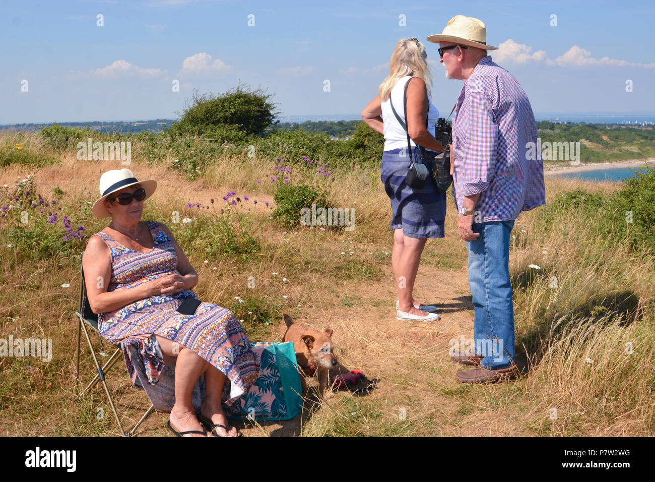 Culver, UK. 07Th Juillet, 2018. Les touristes et les habitants se rassemblent sur le haut de Culver vers le bas sur l'île de Wight, pour voir le 'Round The Island Yacht Race" 2018. Crédit : Matthieu Blythe/Alamy Live News Banque D'Images