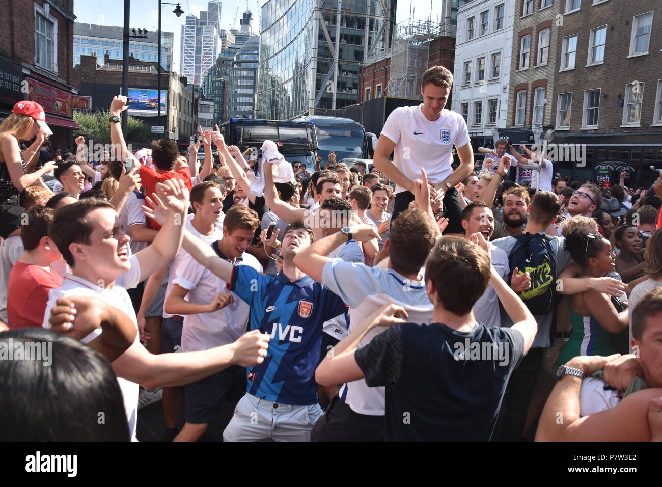 Londres, Royaume-Uni. 07Th Juillet, 2018. Foules go wild que l'Angleterre se qualifier pour la prochaine étape de la coupe du monde, en battant la Suède 2-0. Trafic routier portée à un stand encore à Liverpool Street, Londres. Credit : Ricardo Maynard/Alamy Live News Banque D'Images