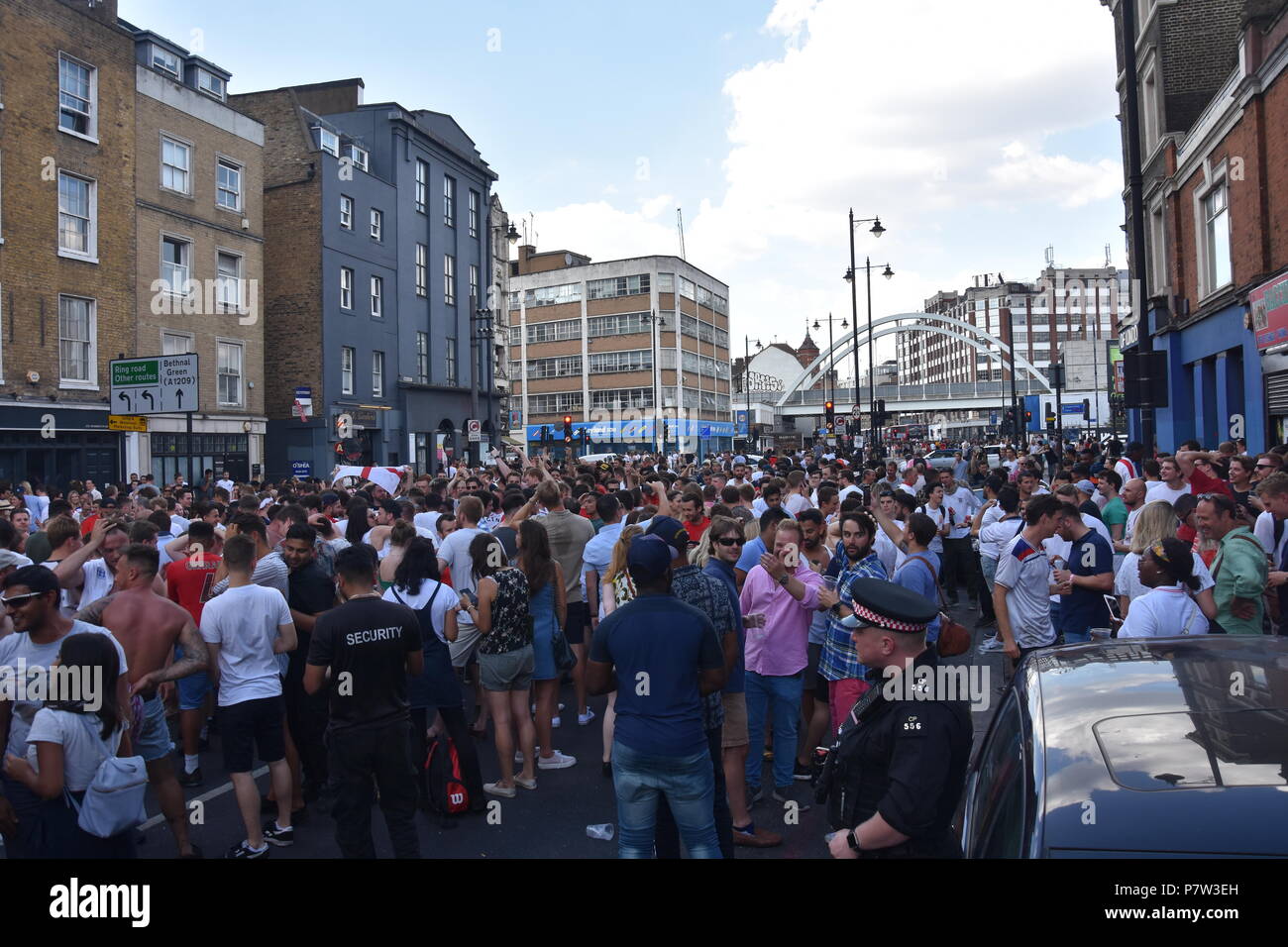 Londres, Royaume-Uni. 07Th Juillet, 2018. Foules go wild que l'Angleterre se qualifier pour la prochaine étape de la coupe du monde, en battant la Suède 2-0. Trafic routier portée à un stand encore à Liverpool Street, Londres. Credit : Ricardo Maynard/Alamy Live News Banque D'Images