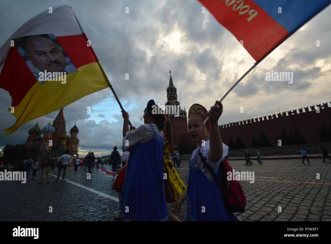 Moscou, Russie. 7 juillet 2018. La Coupe du Monde de 2018 en Russie. Pendant le match des fans russe Russia-Croatia les 1/4 de finales, sur les rues de Moscou. Les fans de football dans les rues de la capitale russe. Crédit : Pavel Kashaev/Alamy Live News Banque D'Images