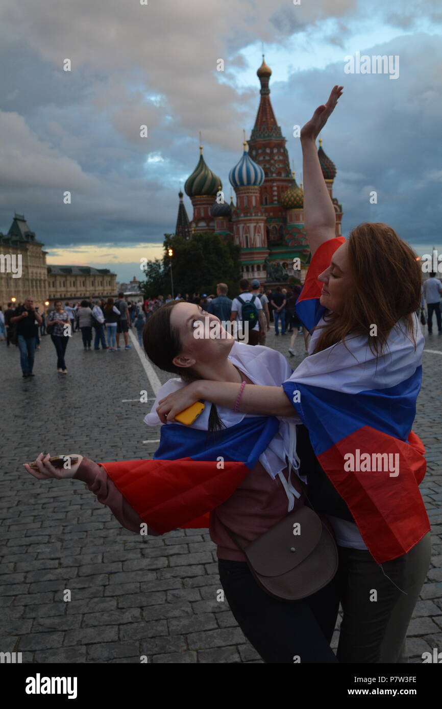 Moscou, Russie. 7 juillet 2018. La Coupe du Monde de 2018 en Russie. Pendant le match des fans russe Russia-Croatia les 1/4 de finales, sur les rues de Moscou. Les fans de football dans les rues de la capitale russe. Crédit : Pavel Kashaev/Alamy Live News Banque D'Images