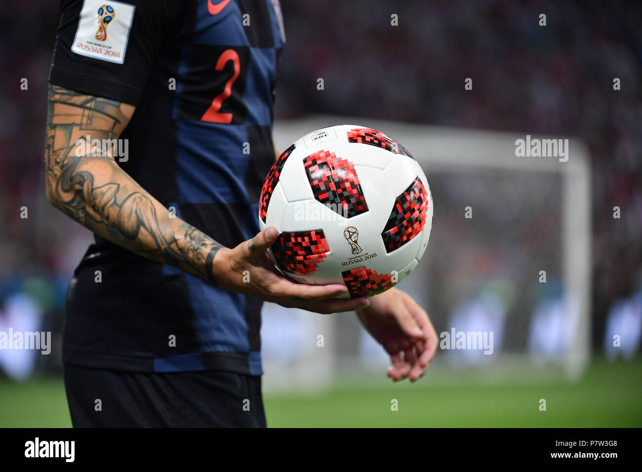 Sotchi, Eussia. 07Th Juillet, 2018. Fonction, edge motif : Un joueur tenant le ballon adidas Telstar, balle de jeu officielle, en face de remise en jeu, la Russie (RUS) - Croatie (CRO) 5-6 iE quart de finale, tour de jeu, huit sur 59 07.07.2018 à Sotchi, Sotchi Stade Fisht. Coupe du Monde de Football 2018 en Russie à partir de la 14.06. - 15.07.2018. Utilisation dans le monde entier | Credit : dpa/Alamy Live News Banque D'Images