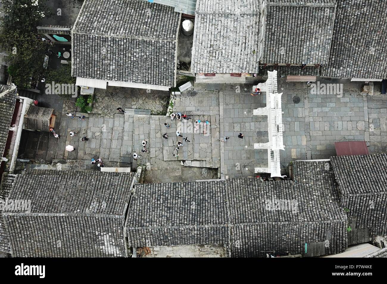 Guiyang. 8 juillet, 2018. Photo aérienne prise le 8 juillet 2018 montre les touristes visitant la ville antique Qingyan à Guiyang, au sud-ouest de la province du Guizhou en Chine. Credit : Ou Dongqu/Xinhua/Alamy Live News Banque D'Images