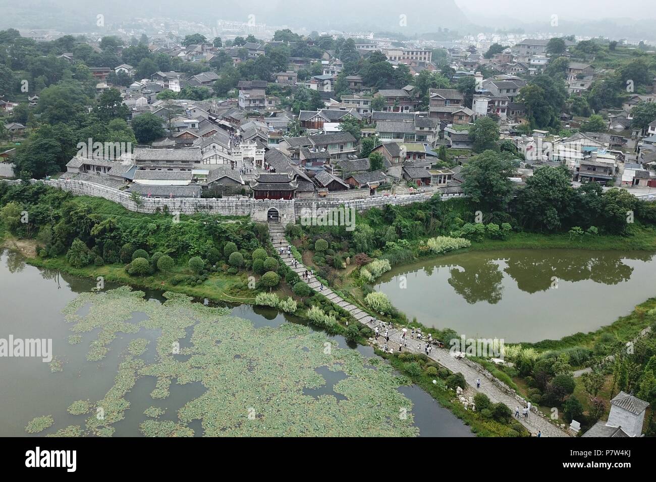 Guiyang. 8 juillet, 2018. Photo aérienne prise le 8 juillet 2018 montre les touristes visitant la ville antique Qingyan à Guiyang, au sud-ouest de la province du Guizhou en Chine. Credit : Ou Dongqu/Xinhua/Alamy Live News Banque D'Images