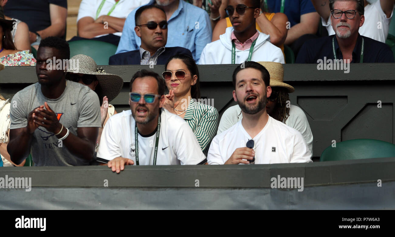 Londres, ANGLETERRE - 06 juillet : Cara McConnell, Olivia Munn et Alexis Ohanian assister à la cinquième journée de la Tennis de Wimbledon à l'All England Lawn Tennis et croquet Club le 6 juillet 2018 à Londres, en Angleterre. People : Cara McConnell, Olivia Munn, Alexis Ohanian Banque D'Images