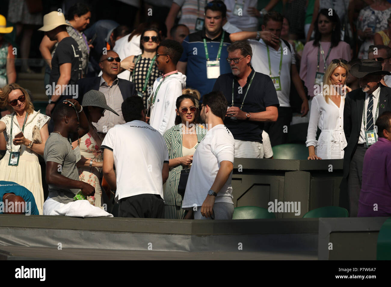 Londres, ANGLETERRE - 06 juillet : Cara McConnell, Olivia Munn et Alexis Ohanian assister à la cinquième journée de la Tennis de Wimbledon à l'All England Lawn Tennis et croquet Club le 6 juillet 2018 à Londres, en Angleterre. People : Cara McConnell, Olivia Munn, Alexis Ohanian Banque D'Images