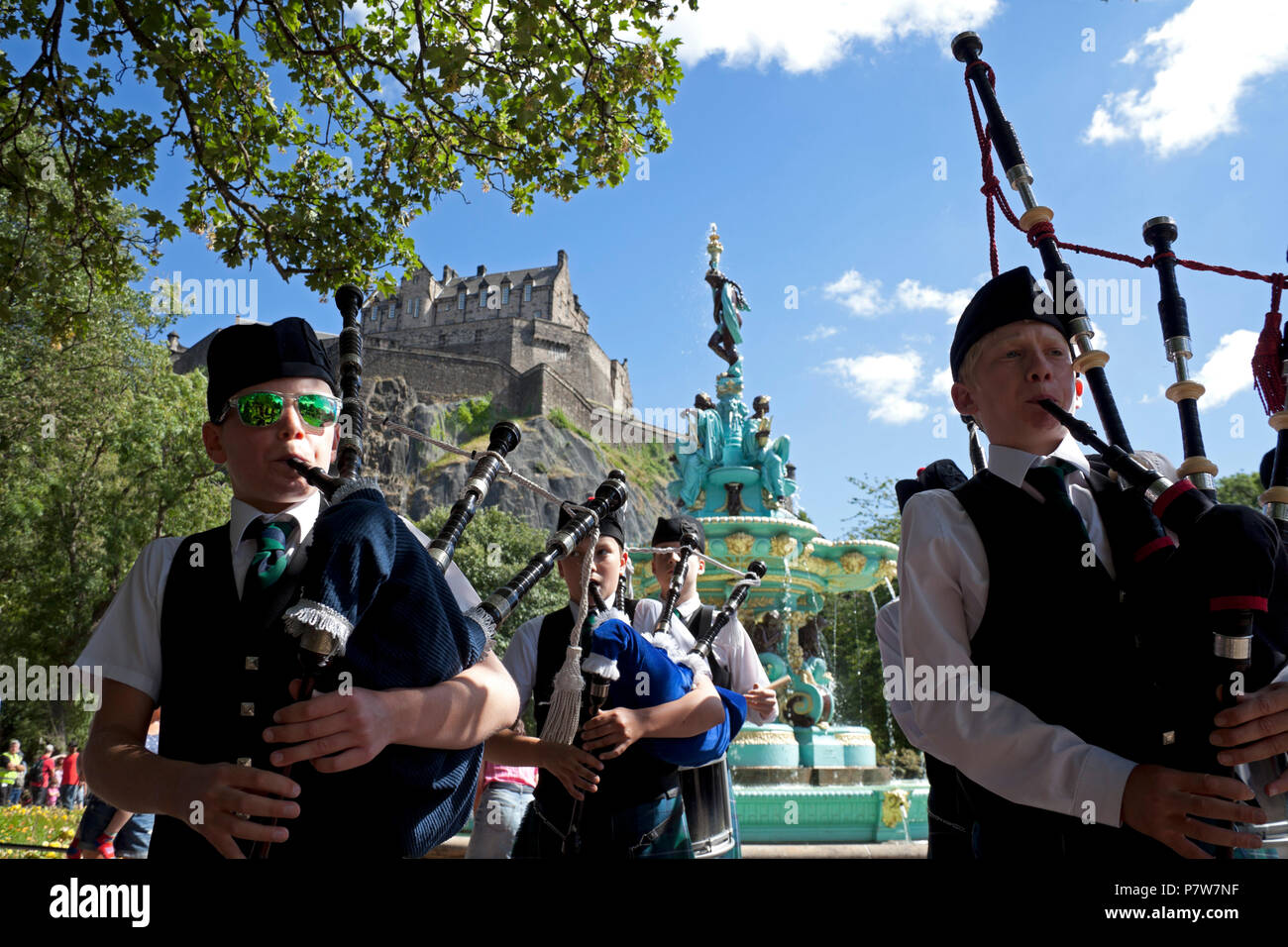 Edinburgh, Ecosse, Royaume-Uni. 8 juillet 2018. Fontaine de Ross, à l'ouest des Jardins de Princes Street sur l'interrupteur de jour, l'affluence des familles et les touristes affluent dans le soleil pour voir l'École d'Édimbourg's pipe band et se baigner dans la fontaine de l'eau qui a été éteint en 2010. Banque D'Images