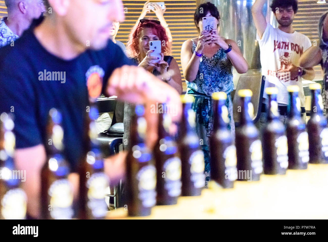 Spectateurs regardant Brighton, Royaume-Uni. 8 juillet 2018. Brighton basée bar français manager François Monin briser le record du monde pour l'ouverture de bouteilles de bière au myhotel Brighton, retentissant en battant le record précédent de 97 bouteilles avec un total de 107 bouteilles ouvertes en moins d'une minute. Brighton, East Sussex, Royaume-Uni. photo ©Julia Claxton Banque D'Images