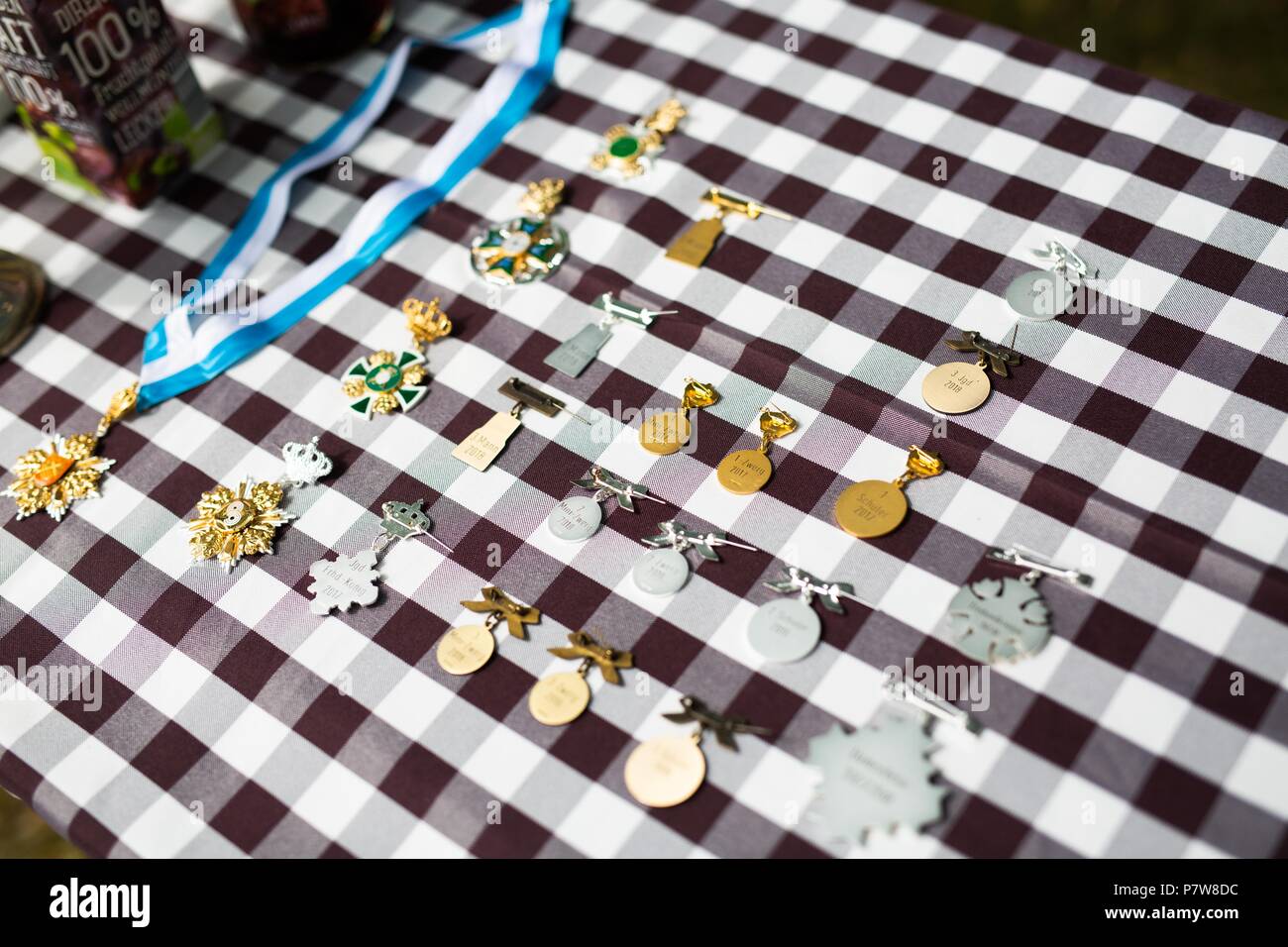 03 juin 2018, Garßen, Allemagne : les commandes et les plaques sont sur la table à l'avance de la proclamation de l'tireurs du tournage festival en Garßen près de celle. Photo : Philipp von Ditfurth/dpa Banque D'Images