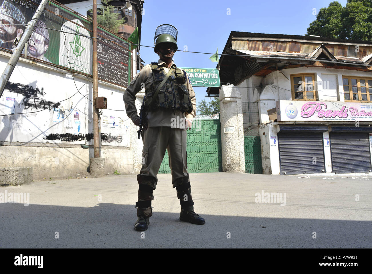 Srinagar, Jammu-et-Cachemire, en Inde. 8 juillet, 2018. Paramilitaires indiennes le cavalier monte la garde pendant un couvre-feu, les restrictions sur le deuxième anniversaire de la mort de Burhan Muzaffar Wani un jeune commandant rebelle à Srinagar, la capitale d'été du Cachemire indien, l'Inde. Les autorités indiennes ont mis en grand nombre sur leurs forces gouvernementales au Cachemire dans la plupart des le Cachemire sous administration indienne pour contrecarrer les manifestations de protestation des Indiens musulmans du Cachemire sur la deuxième mort anniversaire de Burhan Muzaffar Wani, un jeune rebelle Hizbul Mujahideen, commandant de l'un à base de Cachemire costume militant, p Banque D'Images