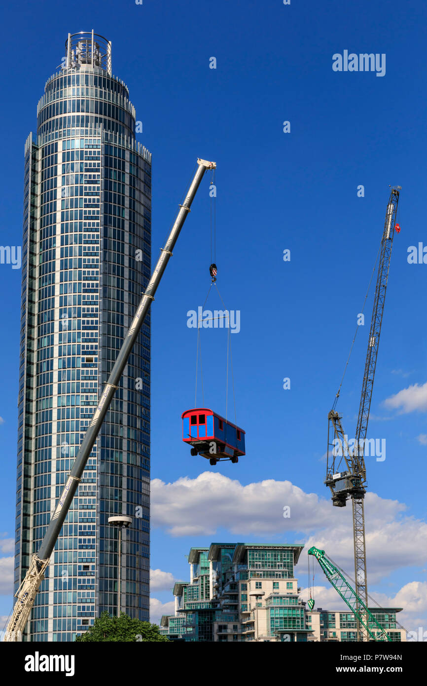 Londres, Royaume-Uni. 8e juillet 2018. Lara Favaretto spectaculaire de l'installation 'i poveri sono matti' (les pauvres sont fous) dispose d'une caravane bleu et rouge suspendue à 30 mètres en l'air à une grue à Nine Elms. Nuit de l'Art 2018 dispose de 12 projets spéciaux organisée par la Hayward Gallery et plus de 50 présenté dans l'Art nuit ouverte organisée par les organismes culturels et créatifs tout au long de South Bank, Vauxhall et neuf Elms, le samedi 7 et dimanche 8 juillet. Credit : Imageplotter News et Sports/Alamy Live News Banque D'Images