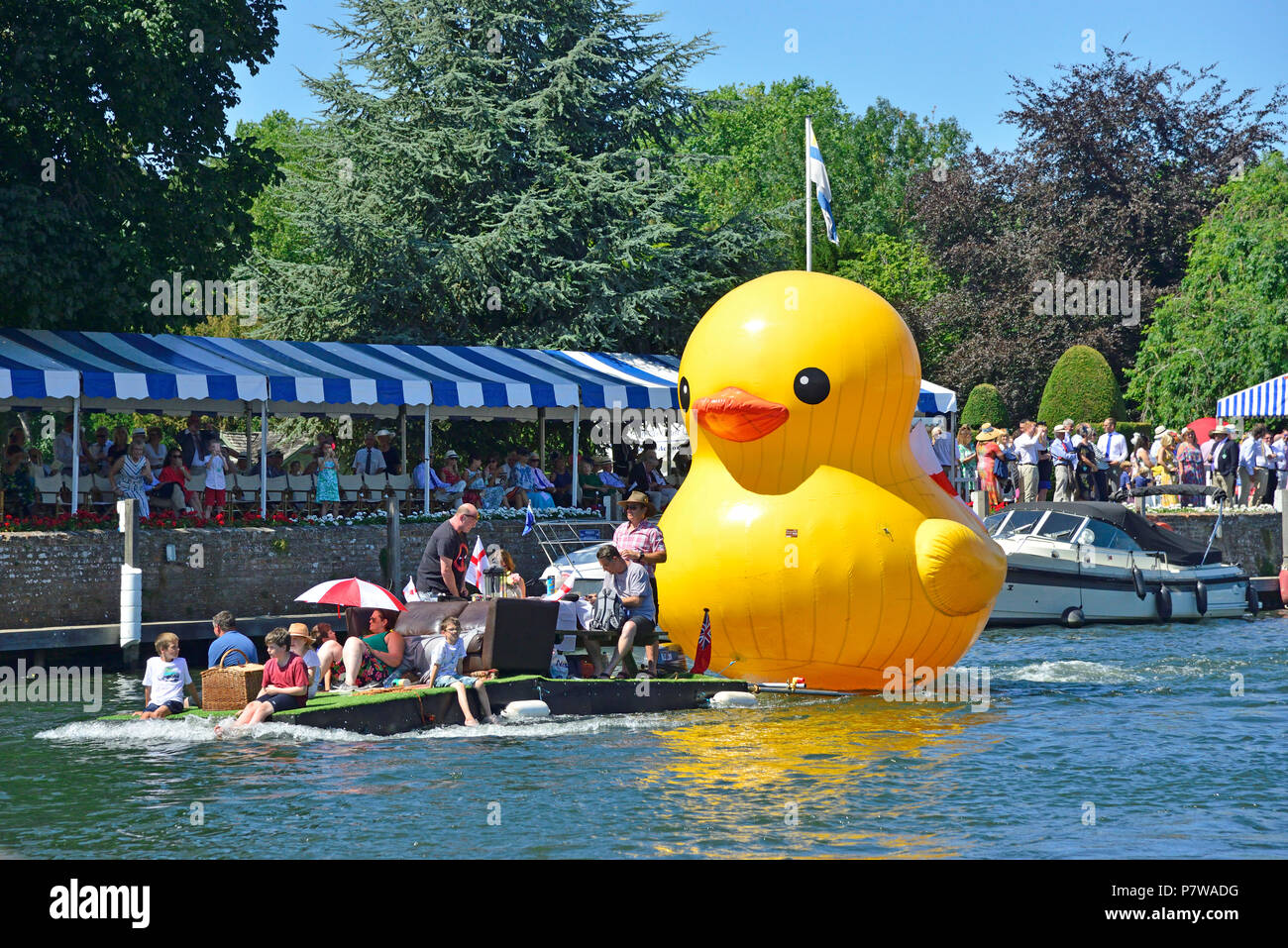 Henley-on-Thames, Royaume-Uni. 08 juillet, 2018. Madness sur la Tamise sur le dernier jour de Régate royale de Henley. Wendy Johnson Crédit/Alamy Live News Banque D'Images