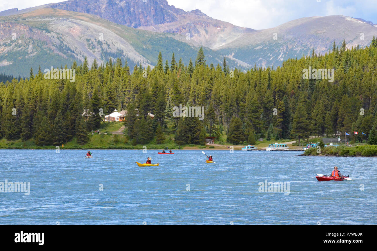 JASPER, AB / CANADA - Juillet 23, 2017 : Visiteurs kayak dans le lac Maligne dans le parc national Jasper. Banque D'Images