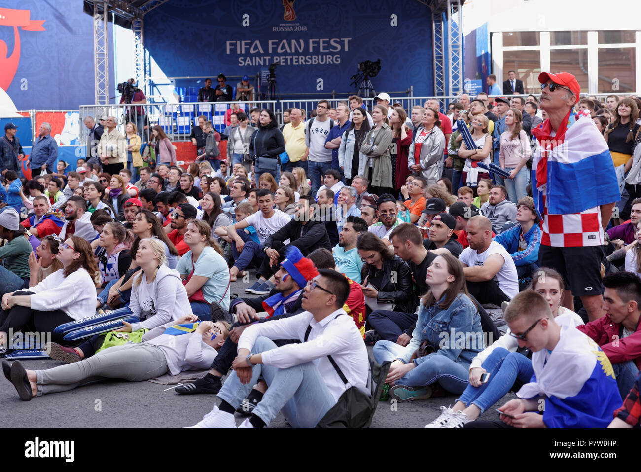 Saint-pétersbourg, Russie - le 7 juillet 2018 : les fans de football de la FIFA Fan Fest à Saint-pétersbourg regarder match quart de la Coupe du Monde FIFA 2018 Suède v Banque D'Images