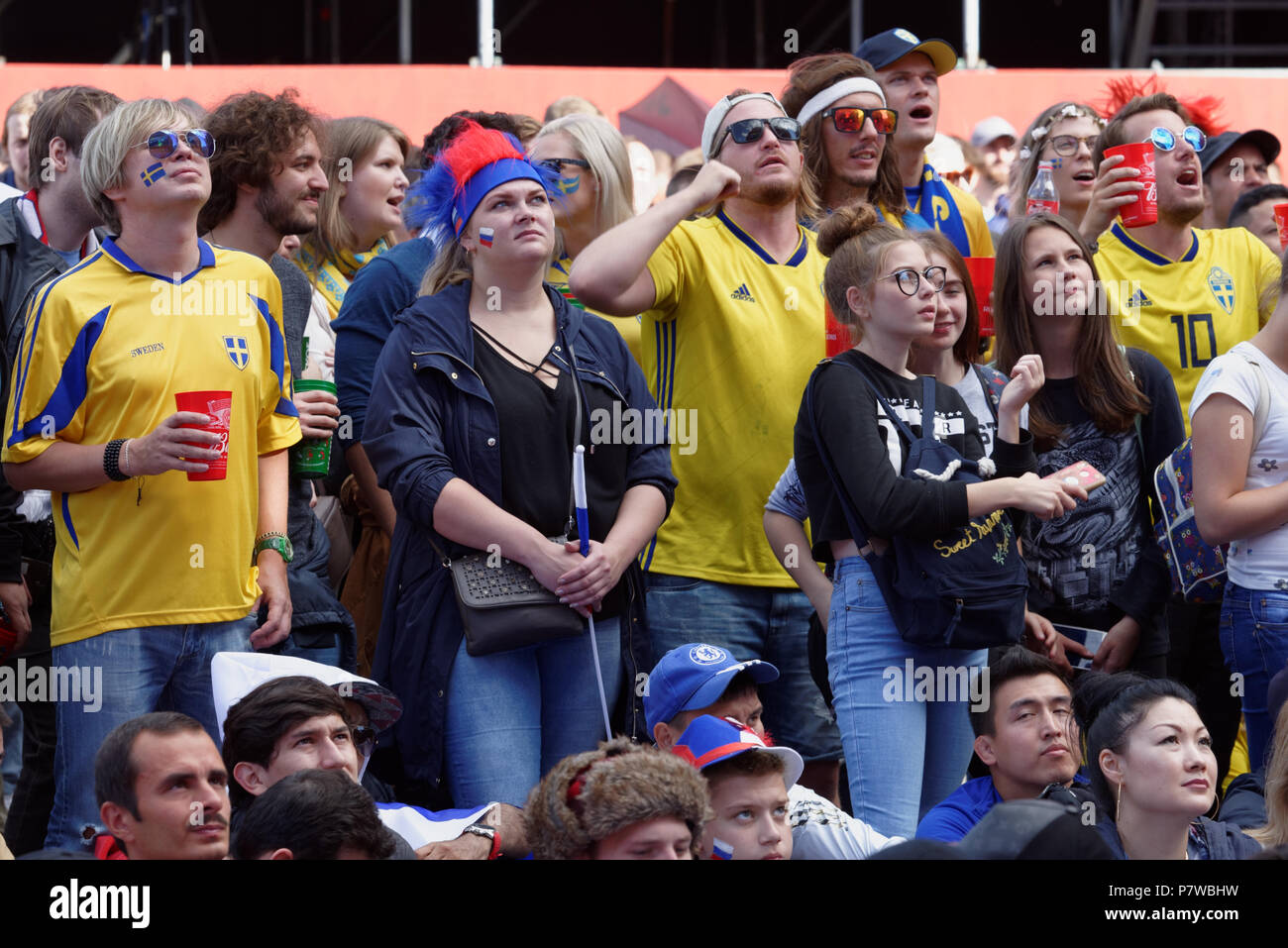 Saint-pétersbourg, Russie - le 7 juillet 2018 : les fans de football suédois au FIFA Fan Fest à Saint-pétersbourg regarder match quart de la Coupe du Monde FIFA 2018 Banque D'Images