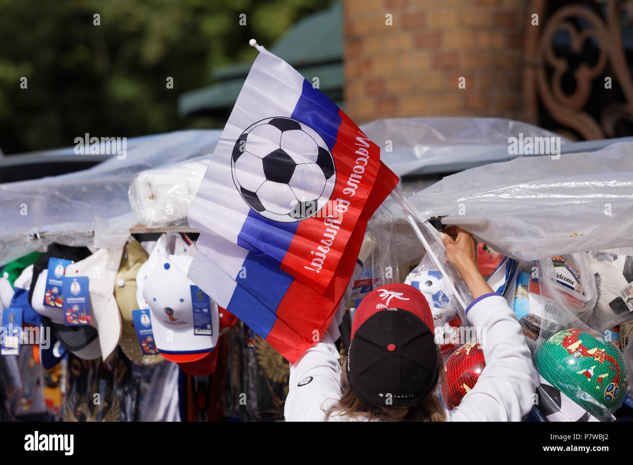 Saint-pétersbourg, Russie - 7 juillet, 2018 : Fédération de drapeaux et autres attributs fan de football en vente au Fan Fest FIFA match quart avant de la Russie contre la cr Banque D'Images