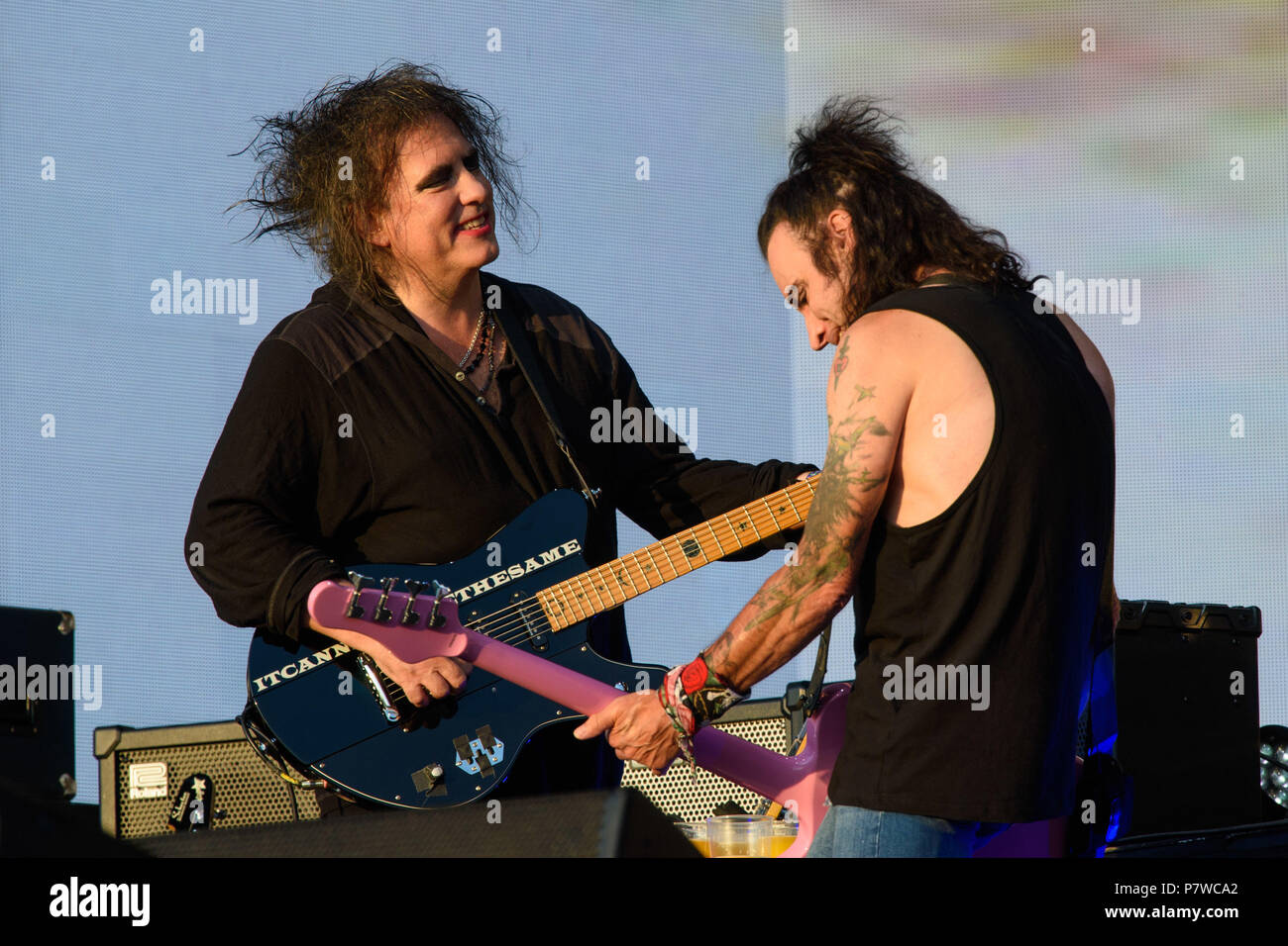 Robert Smith (à gauche) et Simon Gallup de The Cure d'effectuer à l'heure d'été britannique festival à Hyde Park à Londres. Banque D'Images