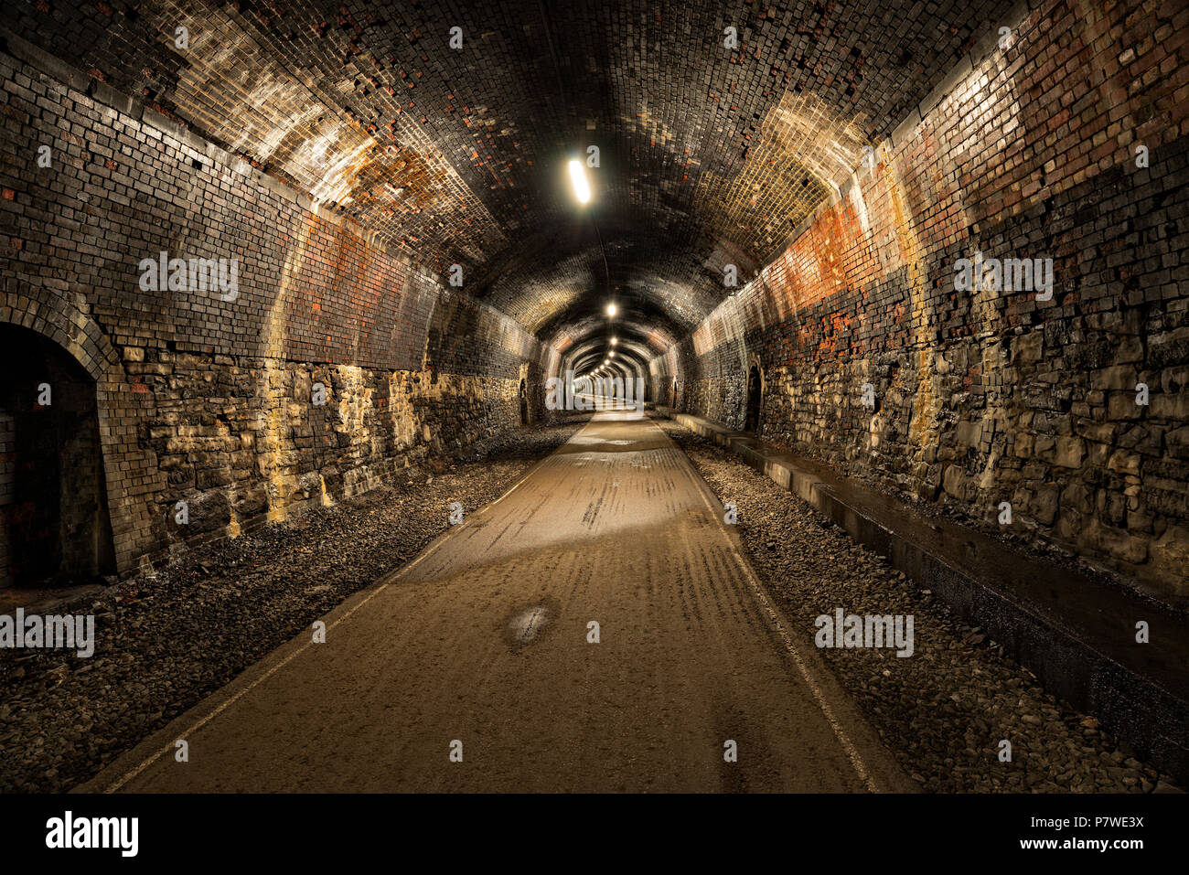 La pierre tombale Tunnel dans le Derbyshire Peak District, une fois qu'un tunnel ferroviaire il est maintenant utilisé comme un cycle trail Banque D'Images