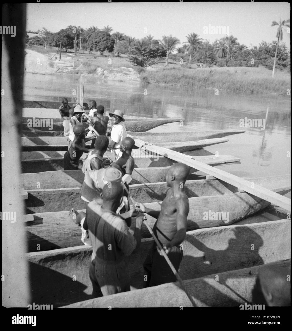 Belgisch-Kongo, Fluss (Jturi Alltagsszene Aruwimi) : 1907-1988 ; farbige Männer aus einem un Seil die Fähre über den Fluss. de mai 1941 à mars 1942 66 CH-NB - Belgisch-Kongo, Fluss (Jturi Alltagsszene Aruwimi)- - Annemarie Schwarzenbach - SLA-Schwarzenbach-A-5-25-114 Banque D'Images