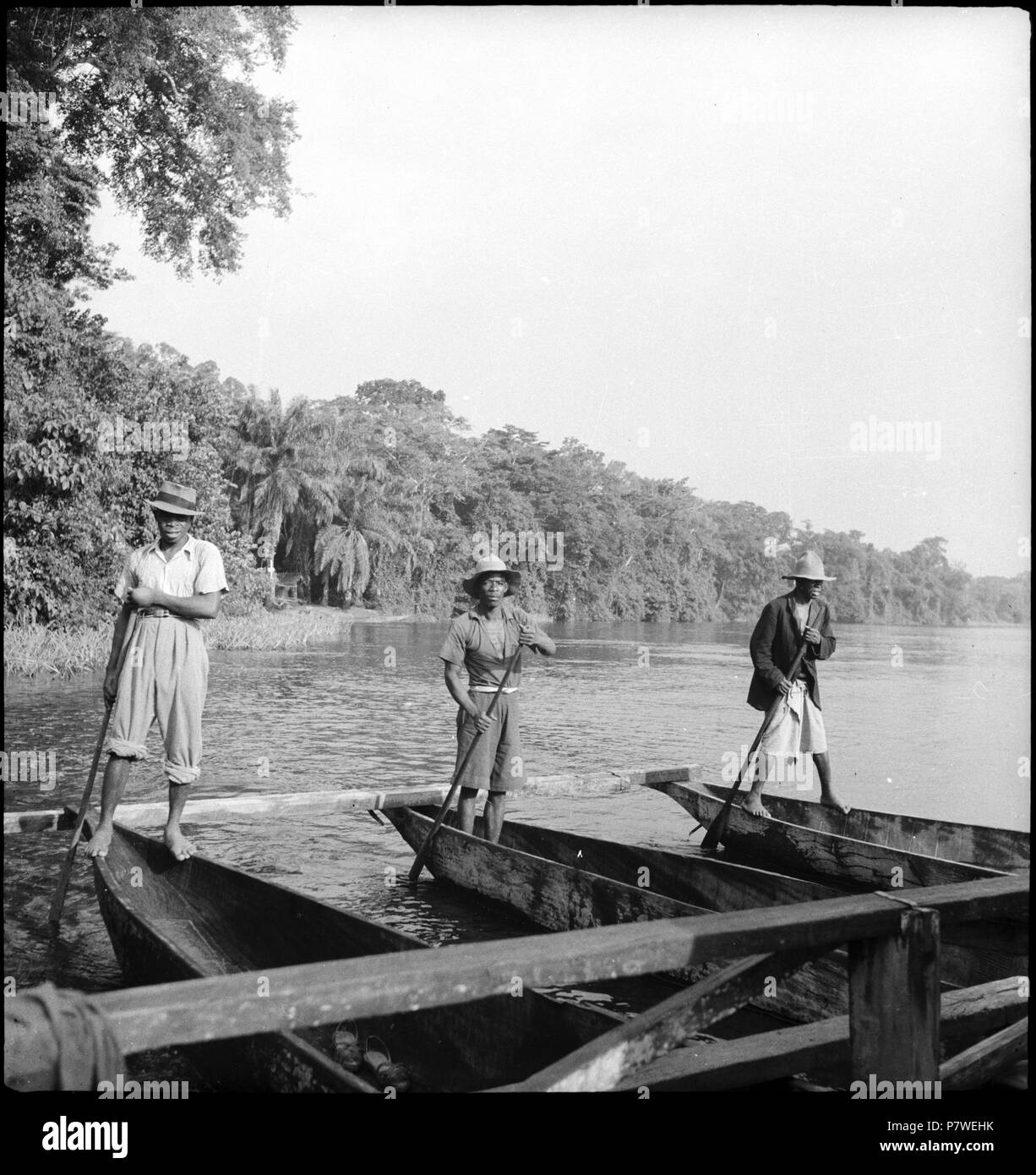 Belgisch-Kongo, Fluss Mongala : Alltagsszene ; Drei Männer farbige stehend auf auf dem Fluss. Einbäumen à partir de mai 1941 à mars 1942 66 CH-NB - Belgisch-Kongo, Fluss Mongala- Alltagsszene - Annemarie Schwarzenbach - SLA-Schwarzenbach-A-5-25-072 Banque D'Images