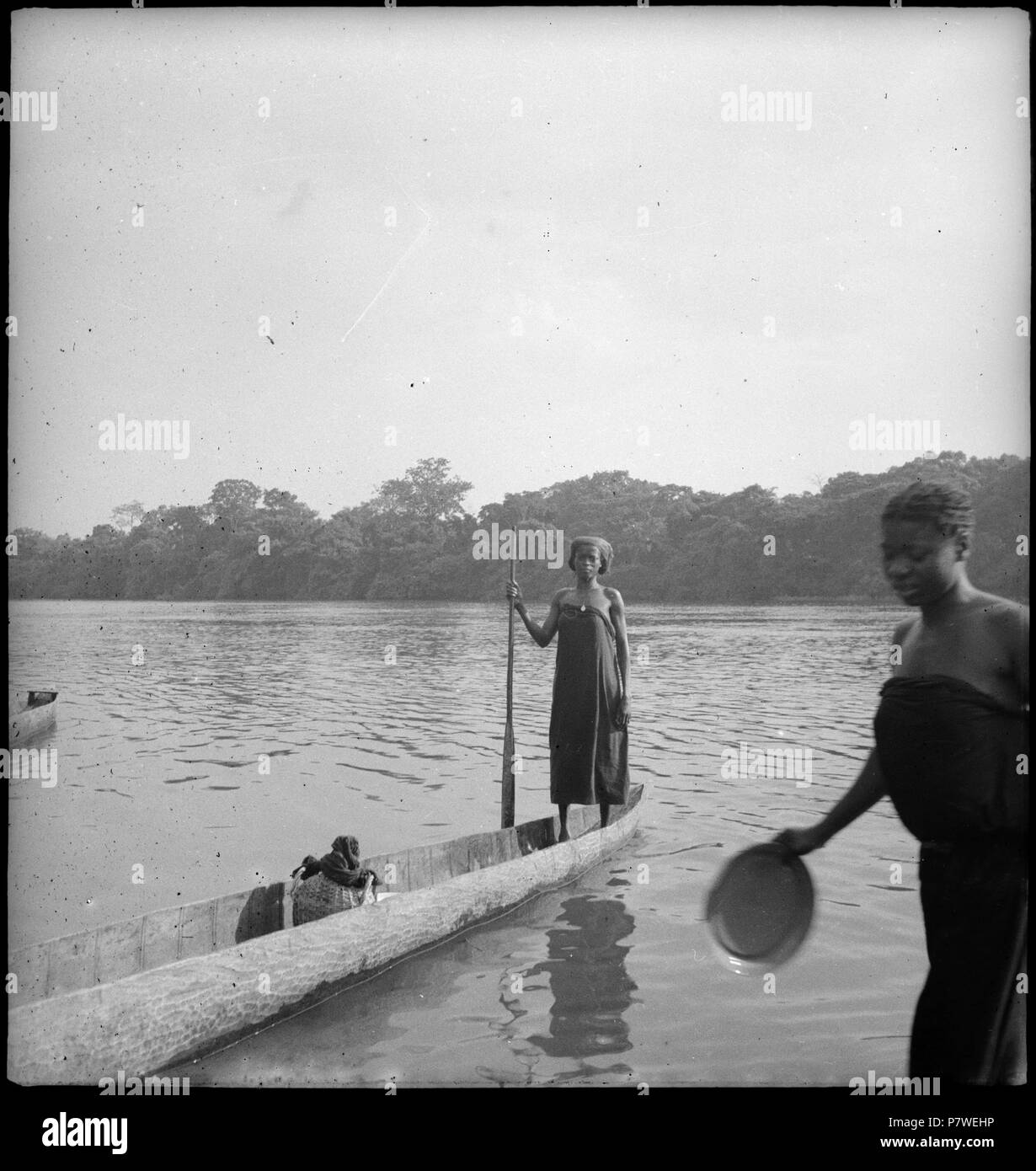 Belgisch-Kongo, Fluss Mongala : Alltagsszene ; Zwei farbige Frauen auf Einbäumen auf dem Fluss. de mai 1941 à mars 1942 66 CH-NB - Belgisch-Kongo, Fluss Mongala- Alltagsszene - Annemarie Schwarzenbach - SLA-Schwarzenbach-A-5-25-074 Banque D'Images